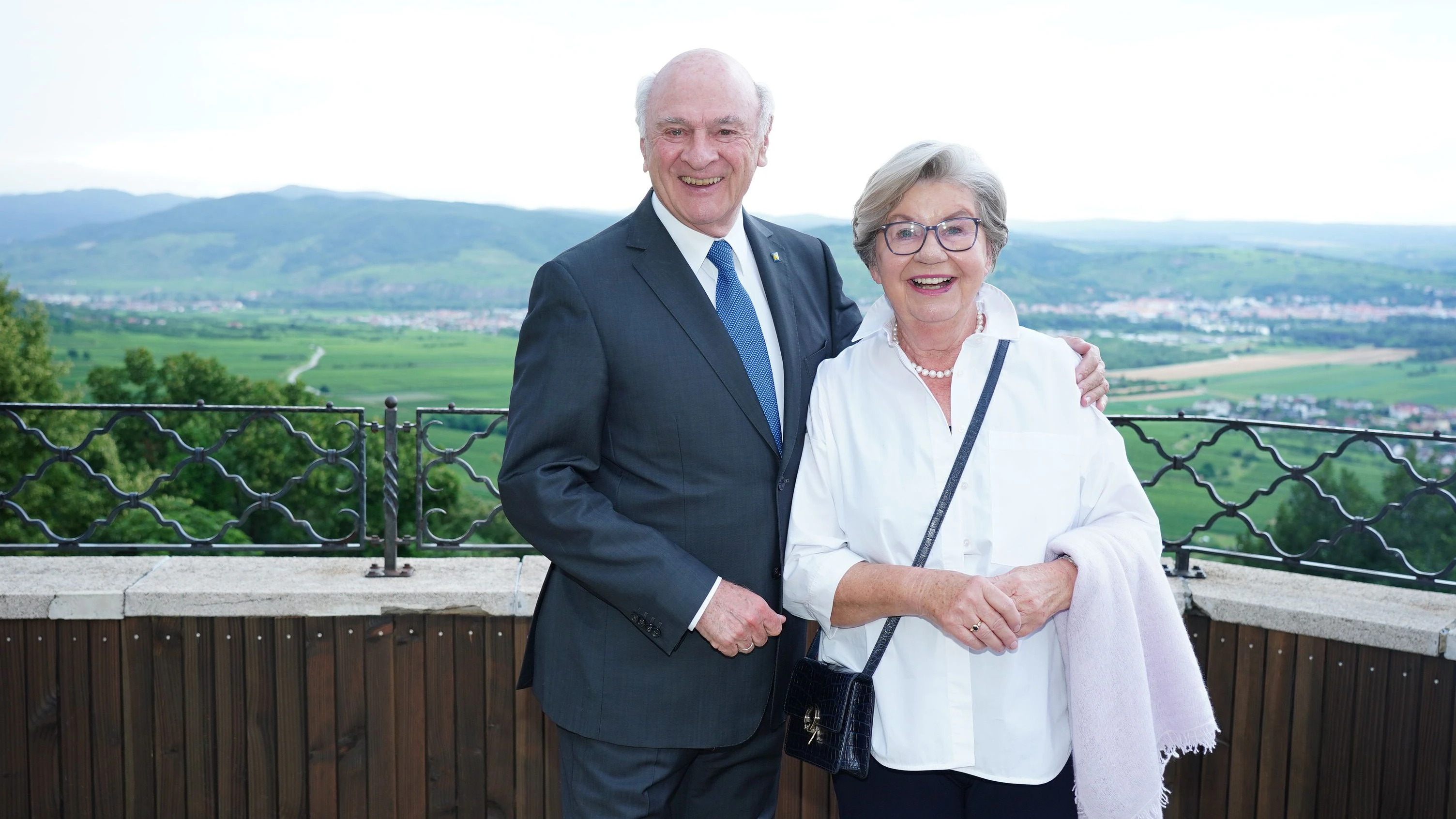 Erwin und Sissi Pröll vor dem Regenschauer beim Raiffeisen-Empfang