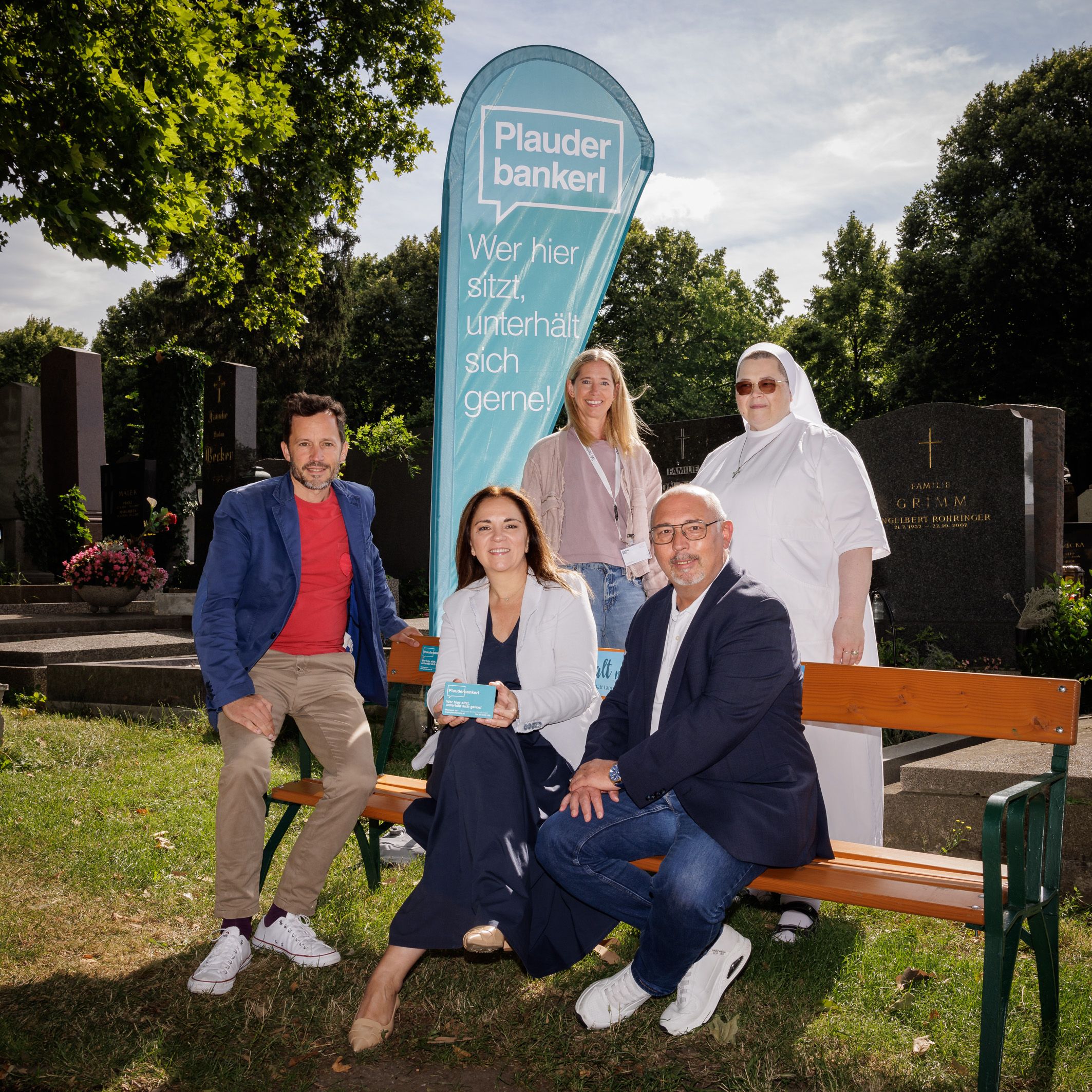 sitzend v.l.n.r.: Klaus Schwertner, Caritasdirektor der Erzdiözese Wien; Renate Niklas, Geschäftsführerin Friedhöfe Wien; Peter Jagsch, Bezirksvorsteher Hernals; stehend v.l.n.r.: Ehrenamtliche Laura Rosar-Hundt; Ehrenamtliche Sr. Samuela