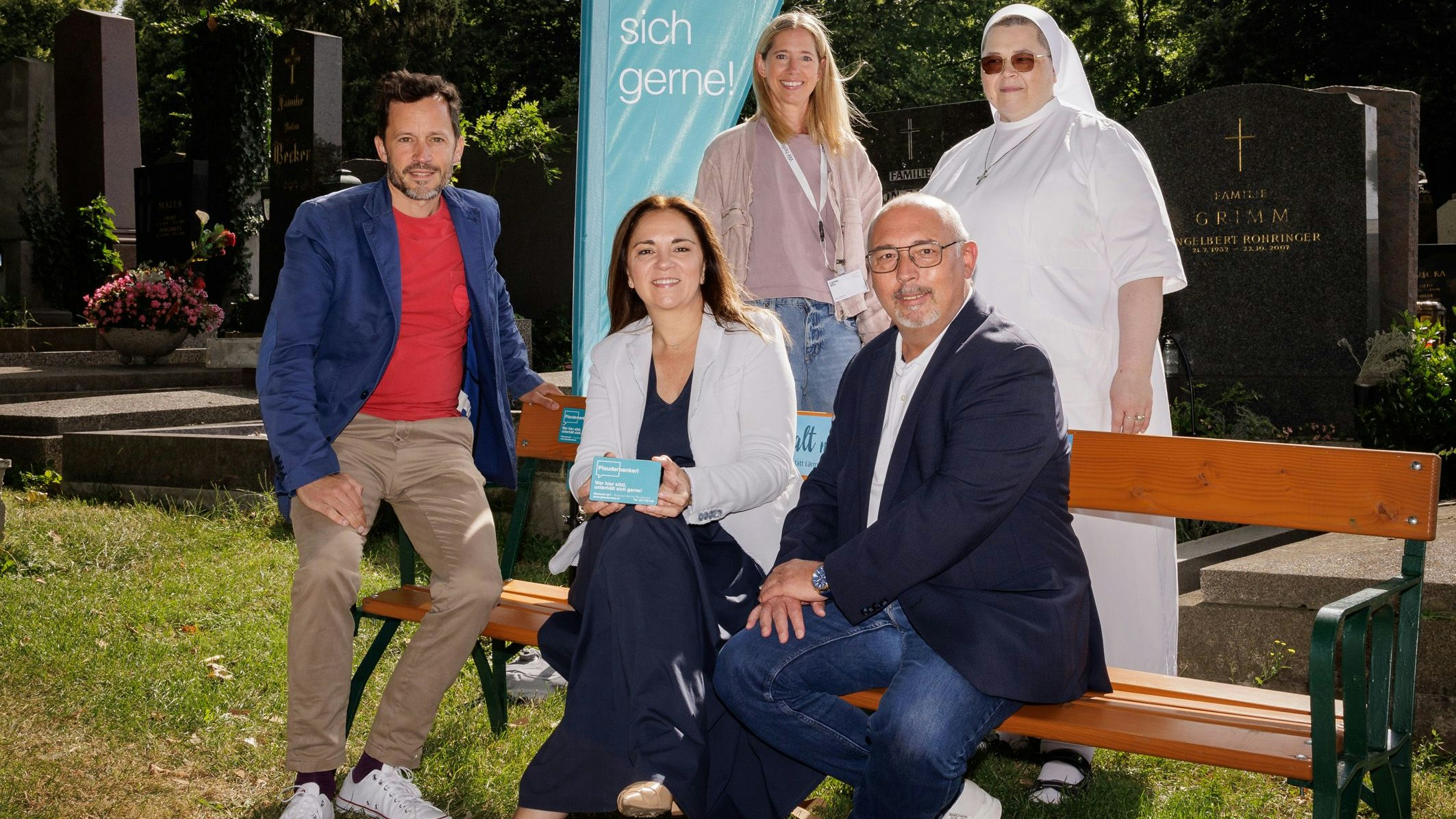 sitzend v.l.n.r.: Klaus Schwertner, Caritasdirektor der Erzdiözese Wien; Renate Niklas, Geschäftsführerin Friedhöfe Wien; Peter Jagsch, Bezirksvorsteher Hernals; stehend v.l.n.r.: Ehrenamtliche Laura Rosar-Hundt; Ehrenamtliche Sr. Samuela