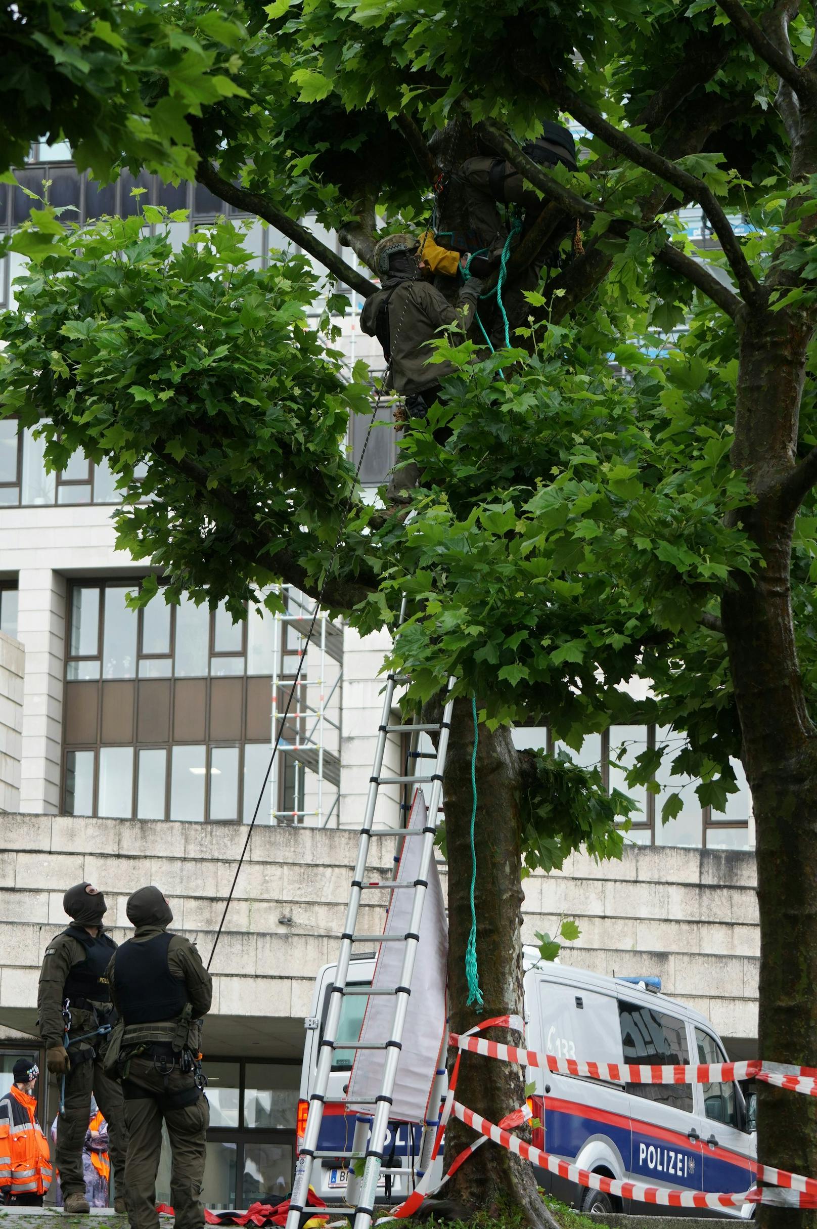 Mittwochfrüh hat die Vorarlberger Polizei die Blockade von "Extinction Rebellion" vor dem Landhaus Bregenz geräumt. Die Klimaaktivisten hatten sich an einer riesigen, brennenden und gleichzeitig ertrinkenden Erdkugel sowie einer großen Geburtstagstorte festgekettet.