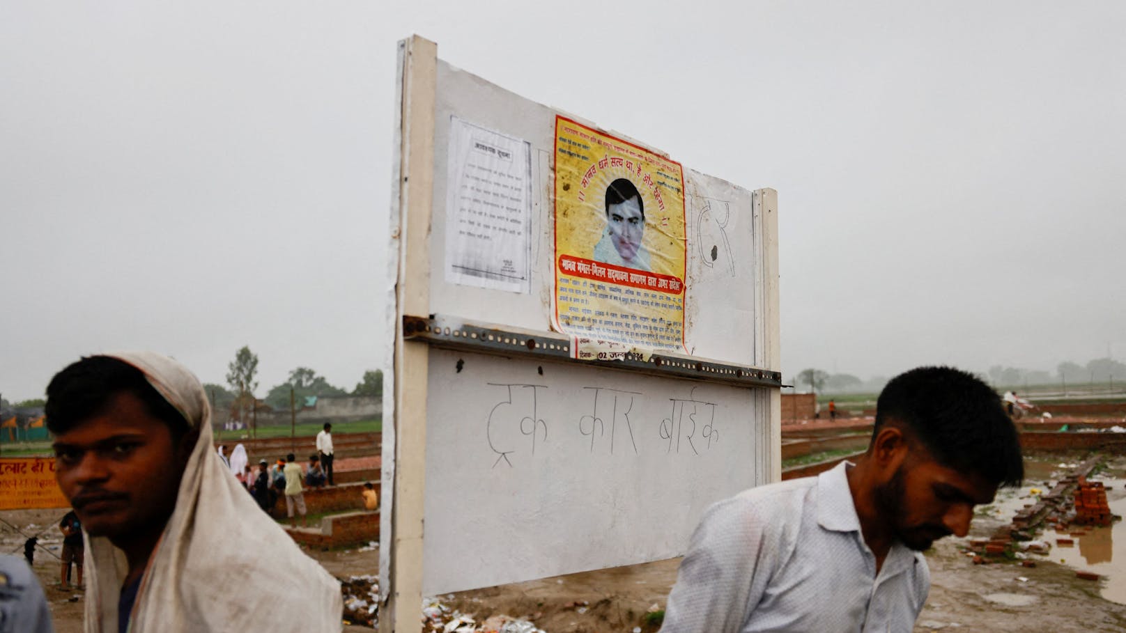 Ein Plakat des Predigers Surajpal, auch bekannt als "Bhole Baba", auf einer Tafel an dem Ort des Unglücks.