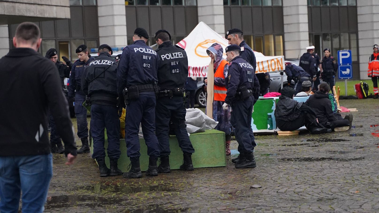 Mittwochfrüh hat die Vorarlberger Polizei die Blockade von "Extinction Rebellion" vor dem Landhaus Bregenz geräumt. Die Klimaaktivisten hatten sich an einer riesigen, brennenden und gleichzeitig ertrinkenden Erdkugel sowie einer großen Geburtstagstorte festgekettet.