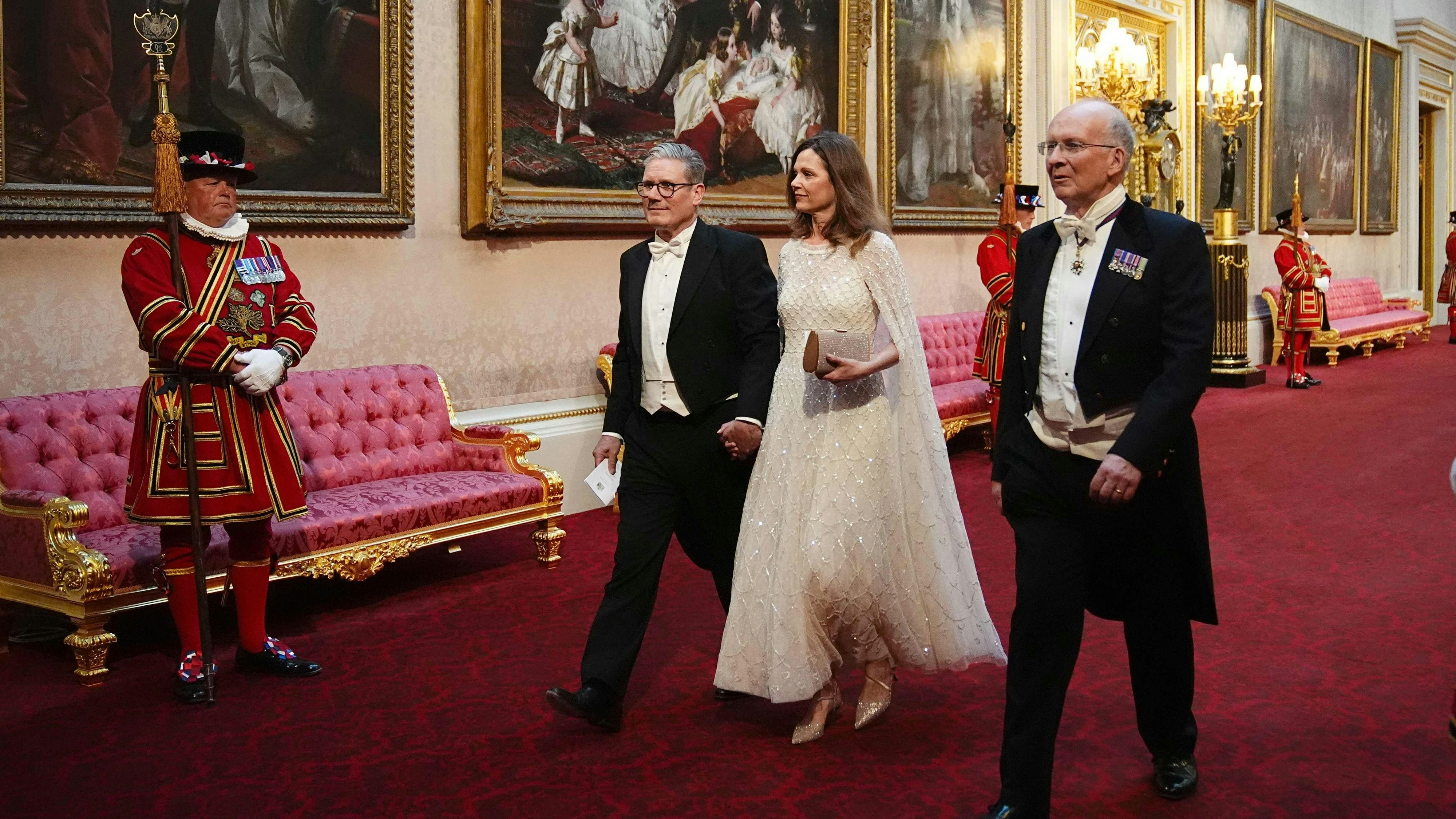 Sir Keir Starmer mit Ehefrau Victoria am Weg zum Staatsbankett für Japans Kaiser im Buckingham Palast