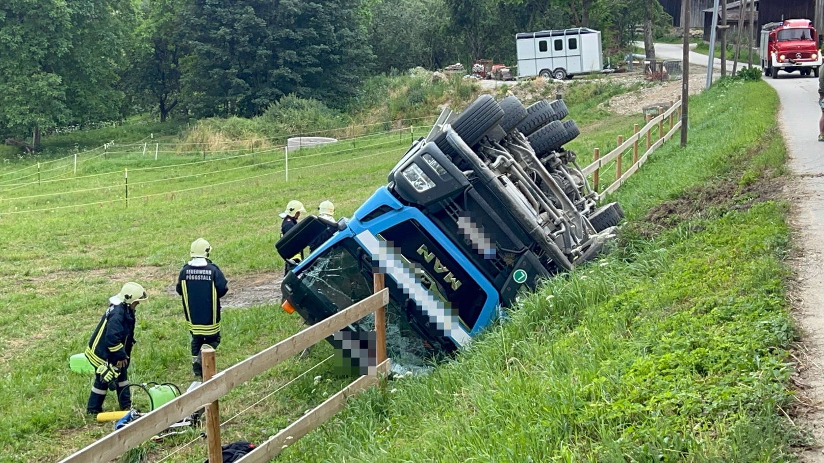 Betonmischwagen stürzte in Graben und infolge in eine Pferdekoppel.