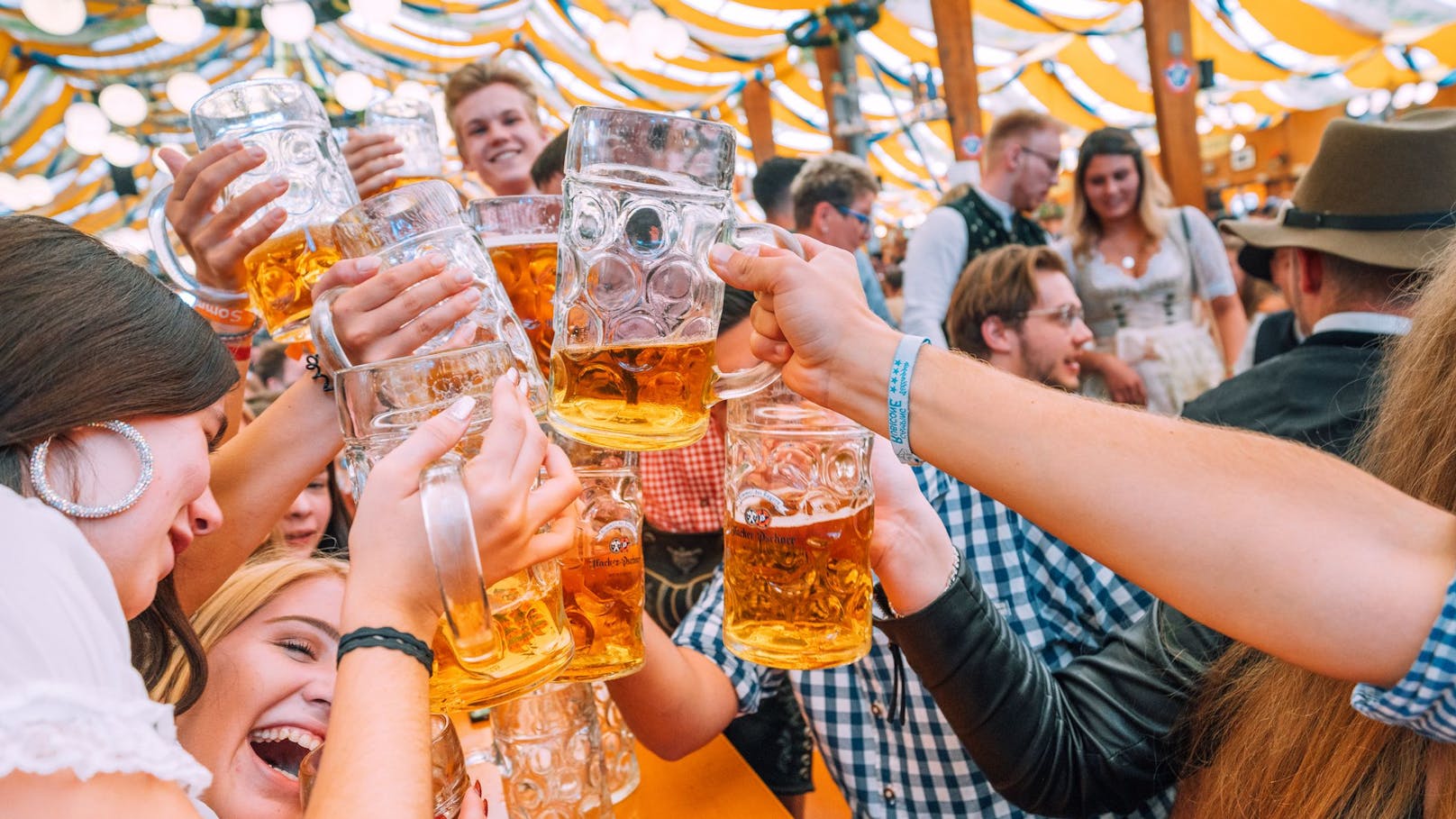 Maß Bier auf Oktoberfest kostet erstmals über 15 Euro