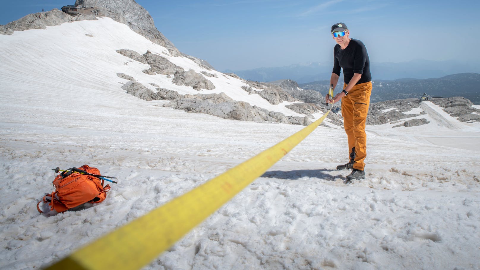 Jedes Jahr vermessen Ehrenamtliche die rapide schrumpfenden Eisriesen der Alpen mit Laser und Maßband. Im Bild: Klaus Reingruber bei einer Demonstration.