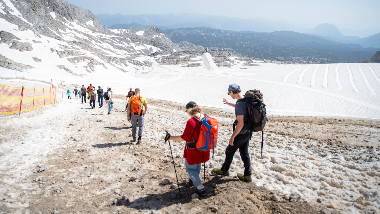 Die ehrenamtlichen Gletschermesser des Alpenvereins beim Abstieg von der Dachstein-Bergstation. Im Hintergrund die Langlaufloipe am Schladminger Gletscher.