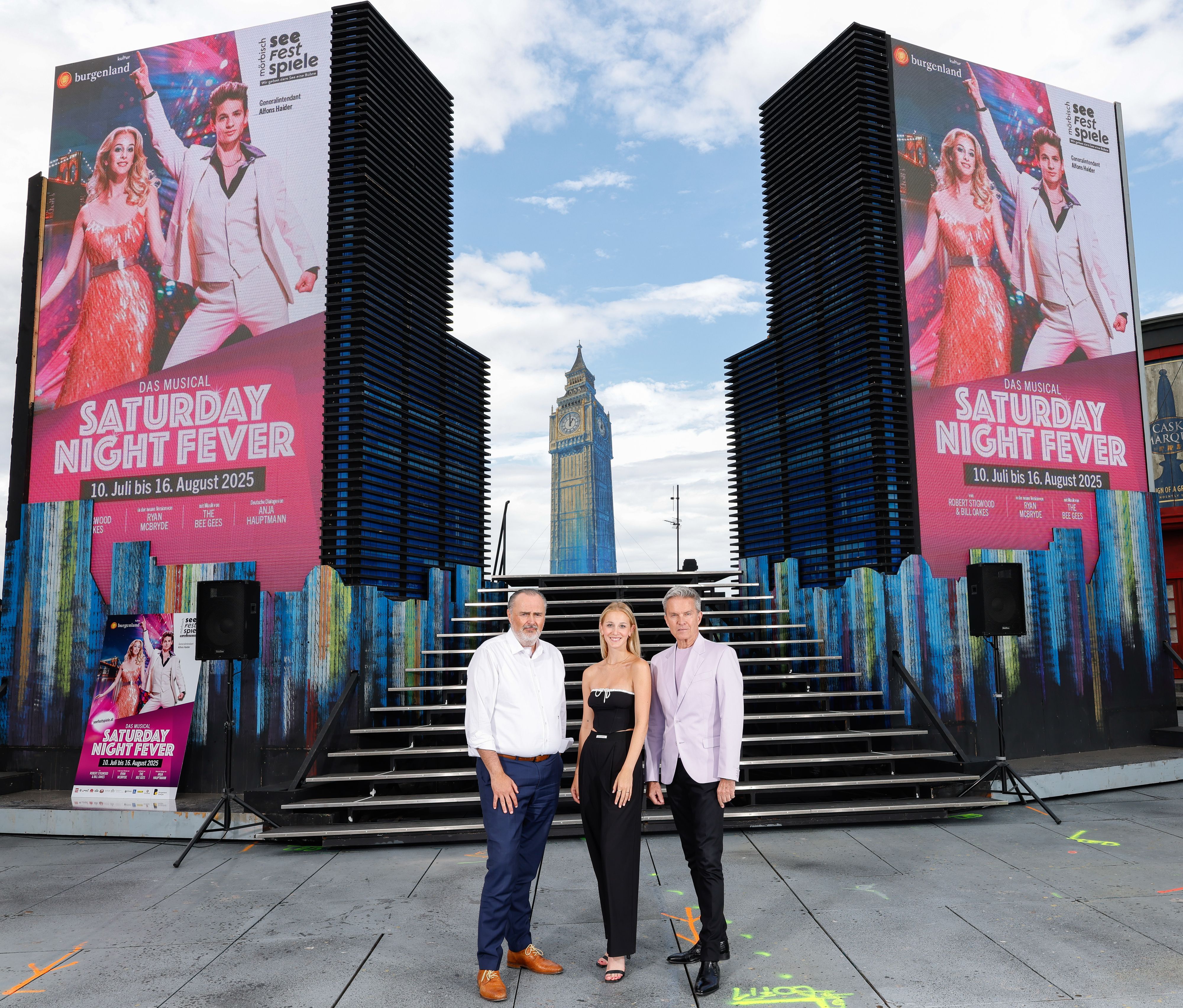 Landeshauptmann Hans Peter Doskozil mit Mörbisch-Generalintendant Alfons Haider und seinem 