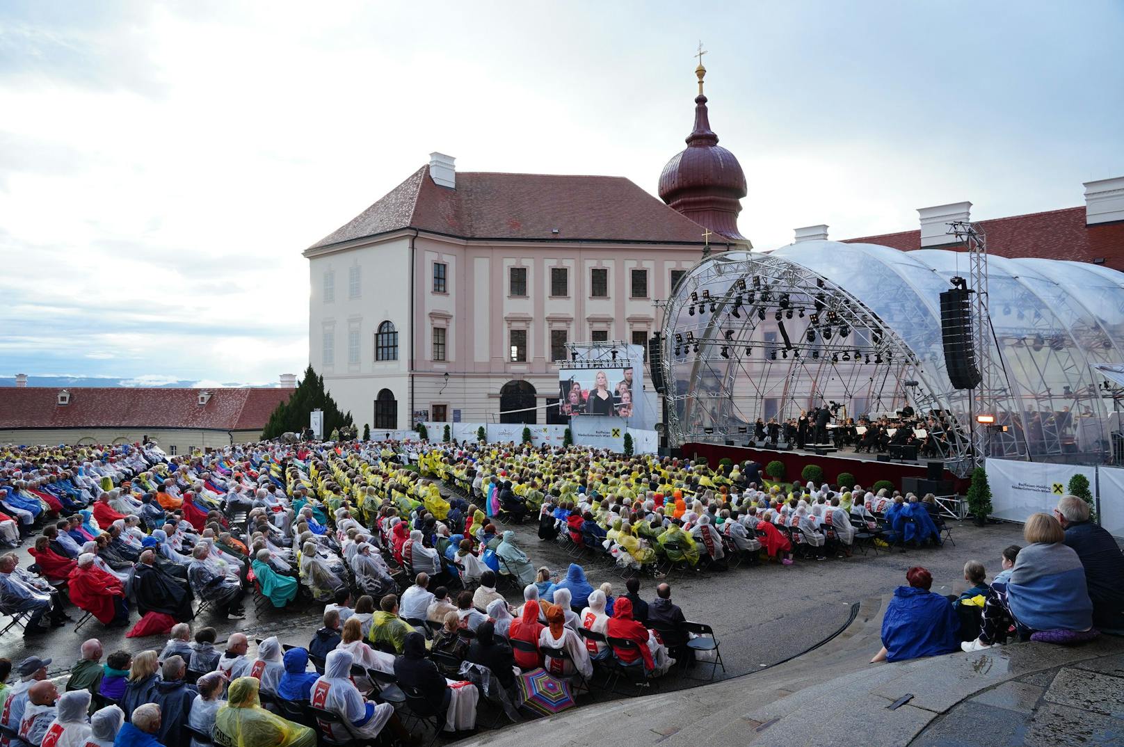 Das Klassik-Open-Air startete nach einem kurzen Regen. Die Gäste waren für den Wetterumschwung gewappnet.