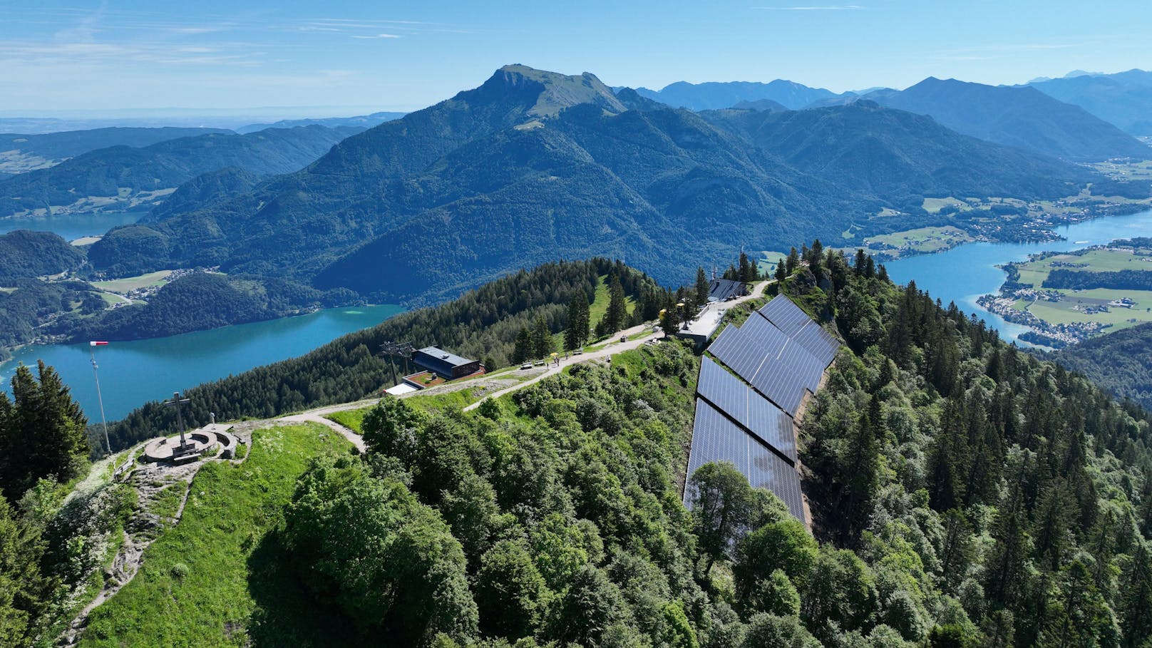 Mit purer Sonnenkraft fährt weltweit erste energieautonome Seilbahn aufs Zwölferhorn in St. Gilgen am Wolfgangsee.