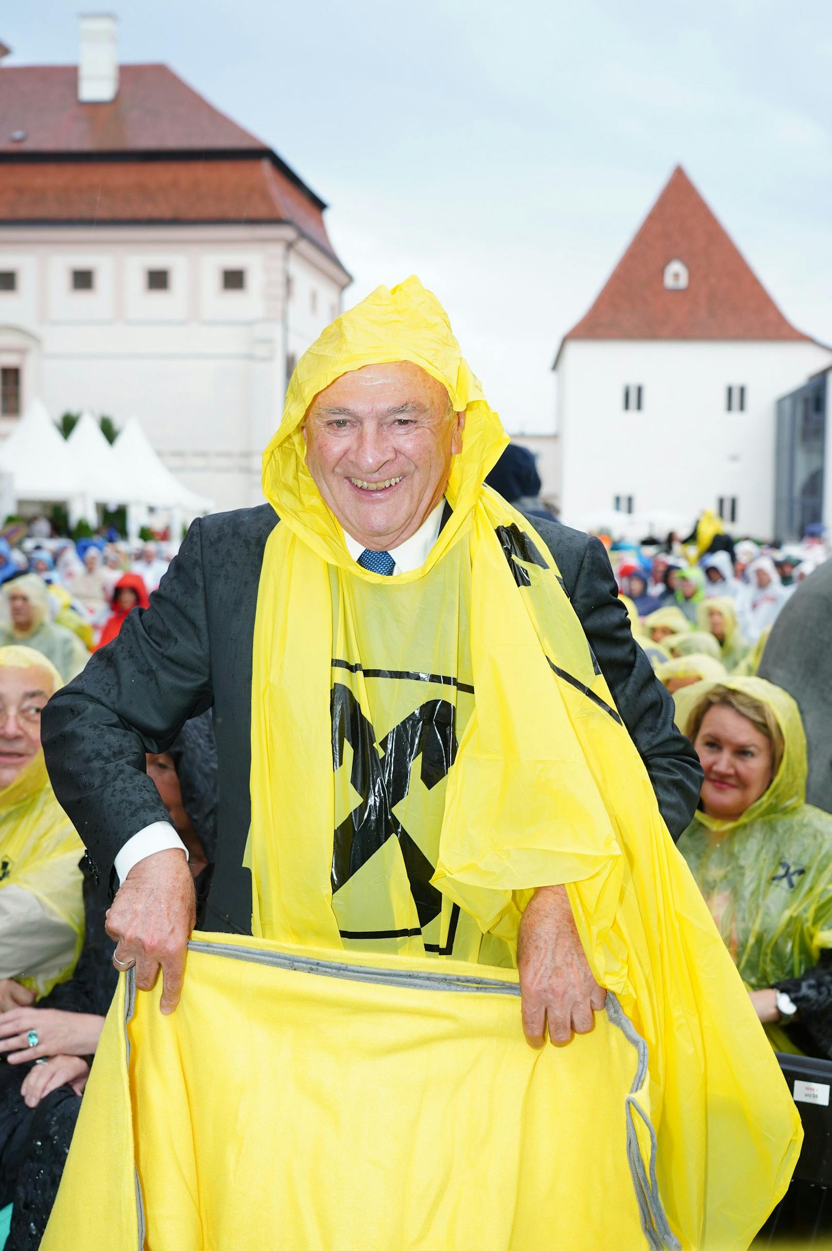 Erwin Pröll kämpfte mit der Regenponcho, allerdings überwog die Freude auf das Konzert.