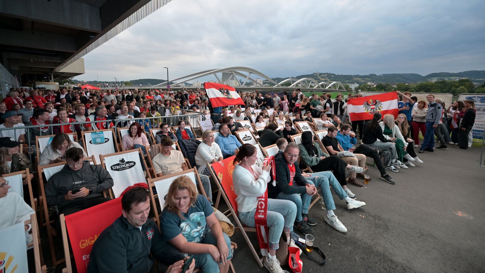 Chillige Atmosphäre vor der Video-Wall