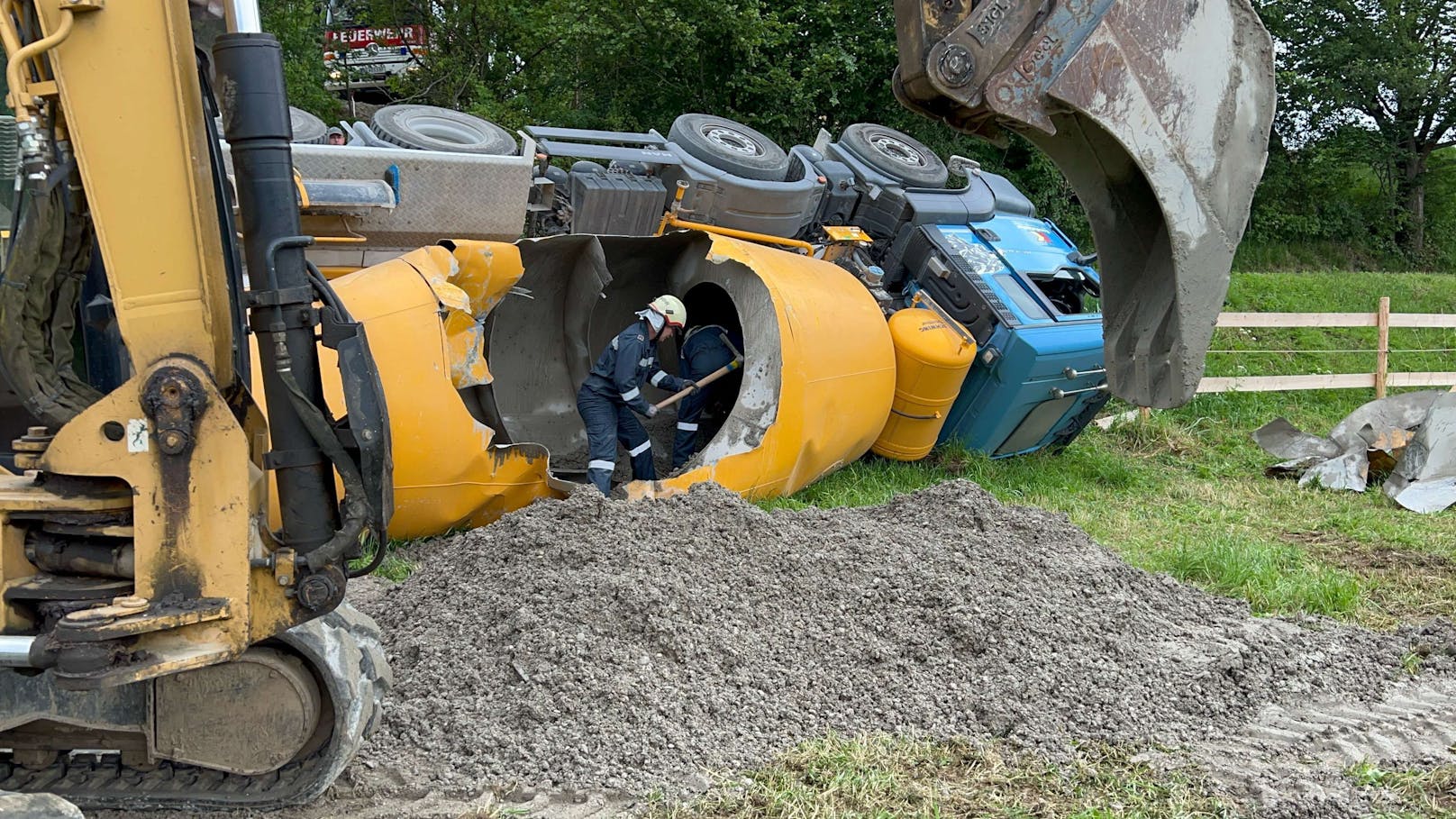 Betonmischwagen stürzte in Graben und infolge in eine Pferdekoppel.