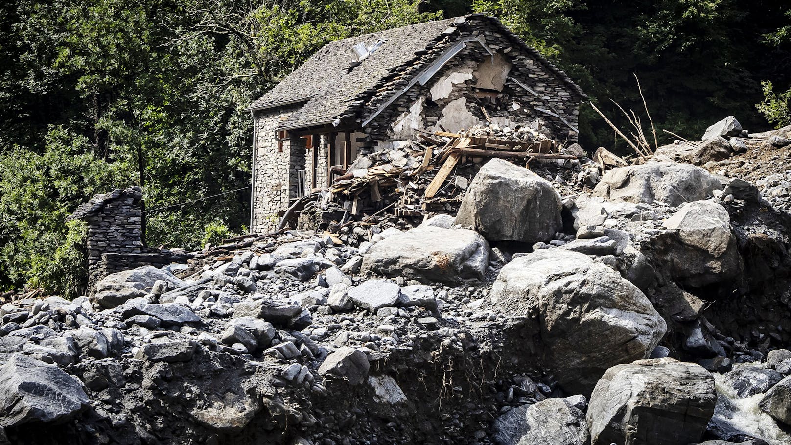 Besonders hart getroffen wurde die Gemeinde Prato-Sornico im oberhalb gelegenen Lavizzara-Tal. Der ganze Ort steht unter Schock.