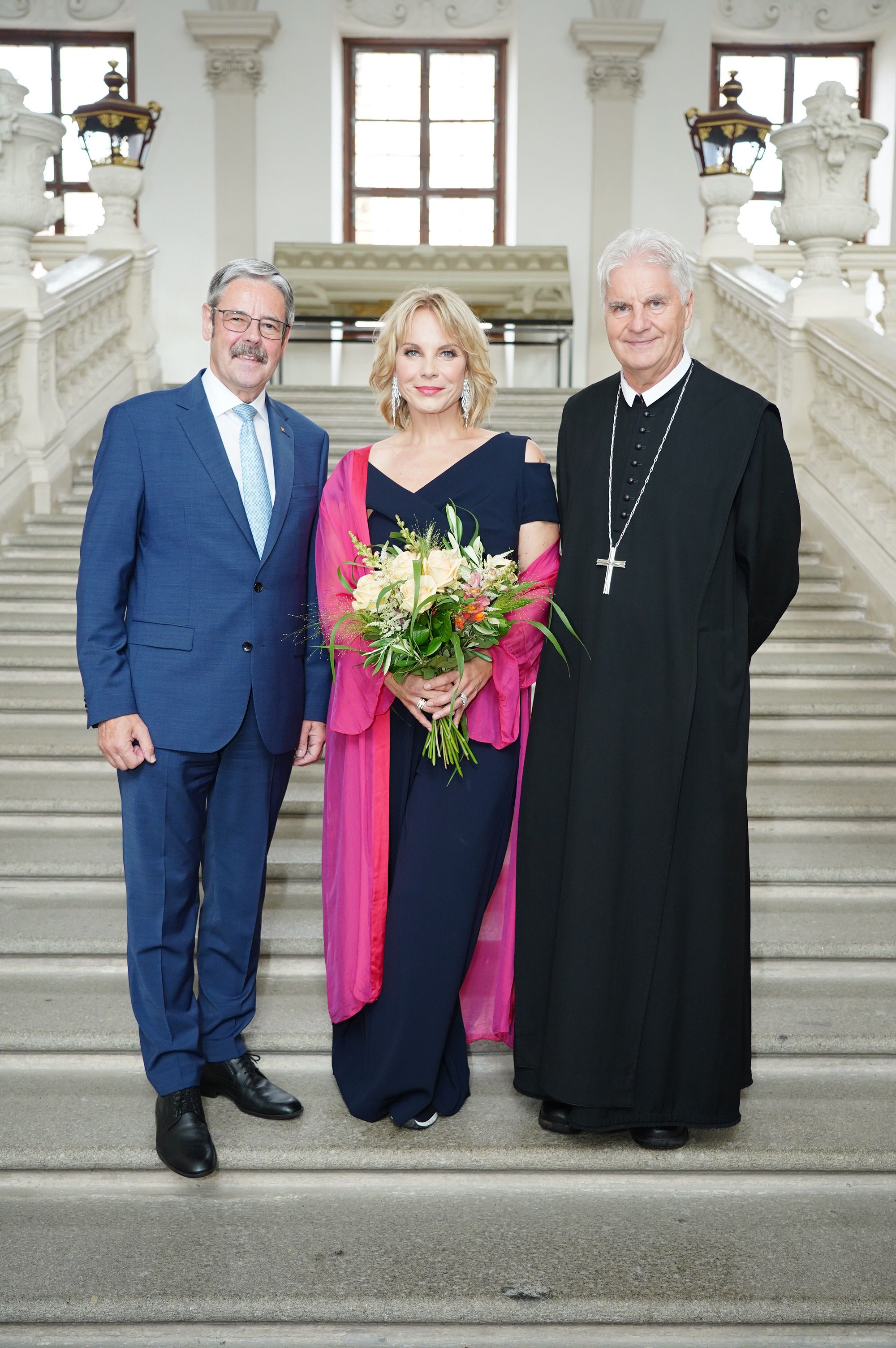 Opern-Star Elīna Garanča mit Raiffeisen-Präsident Erwin Hameseder und dem Hausherren, Abt des Stift Göttweigs, Columban Luser.