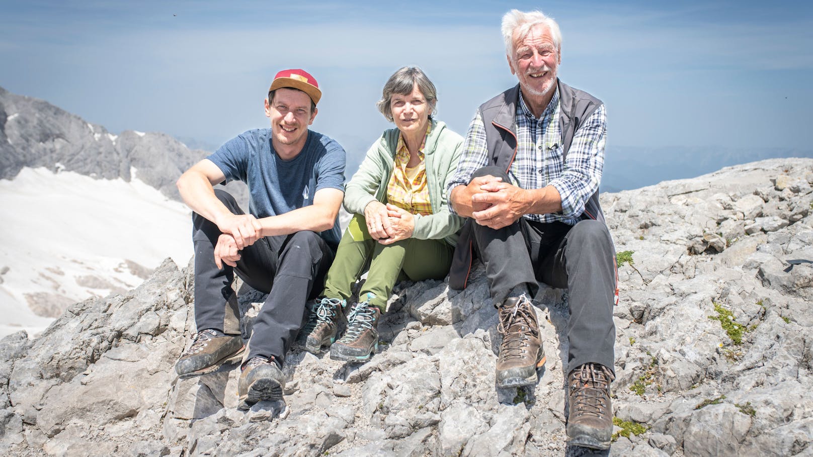 Oftmals wird diese Aufgabe in der Familie der Ehrenamtlichen weitervererbt. So auch bei Günther und Luise Groß, deren Sohn ebenfalls jedes Jahr auf "ihre" Gletscher steigt.