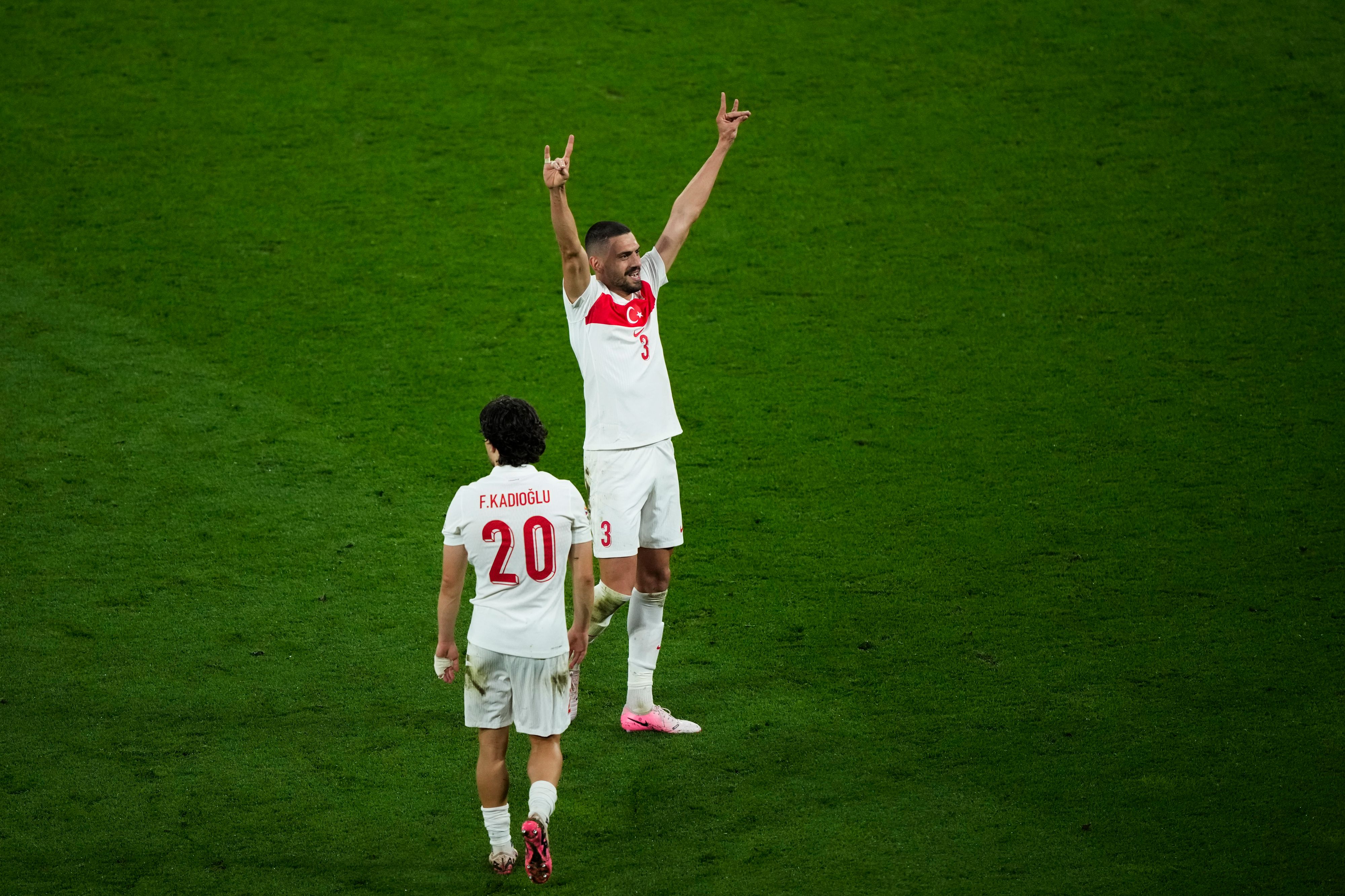 Demiral zeigt den Wolfsgruß