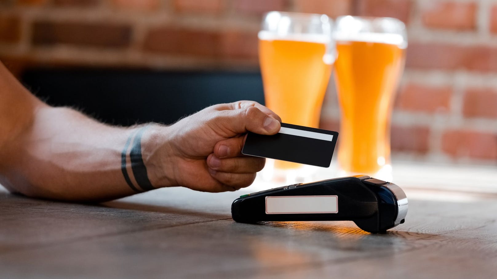 Mann zahlt 16 Bier einzeln mit Karte: Wirt ruft Polizei