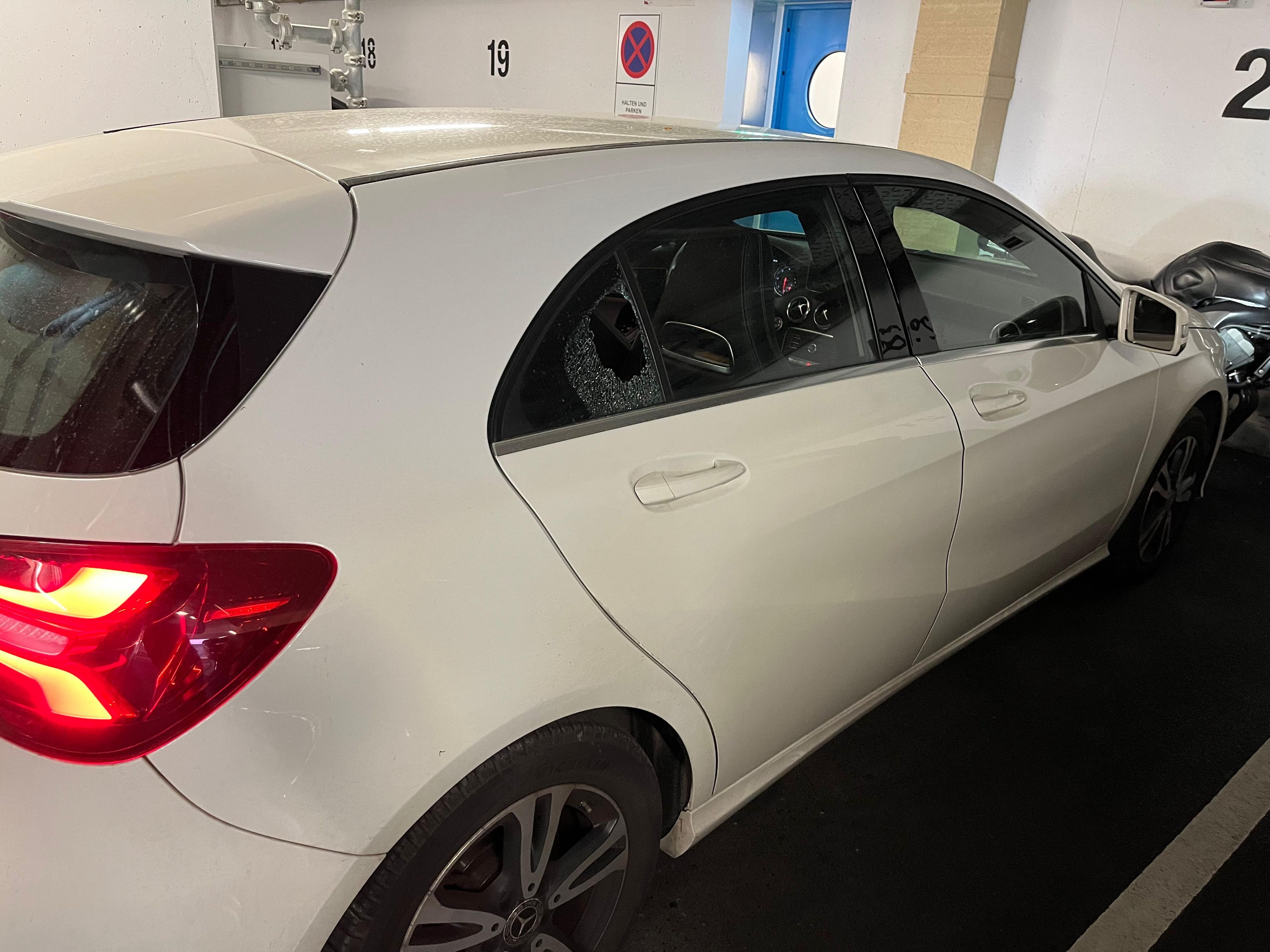 In einer Garage in der Saltenstraße wurden alle geparkten Mercedes beschädigt. Auch das Auto einer 
