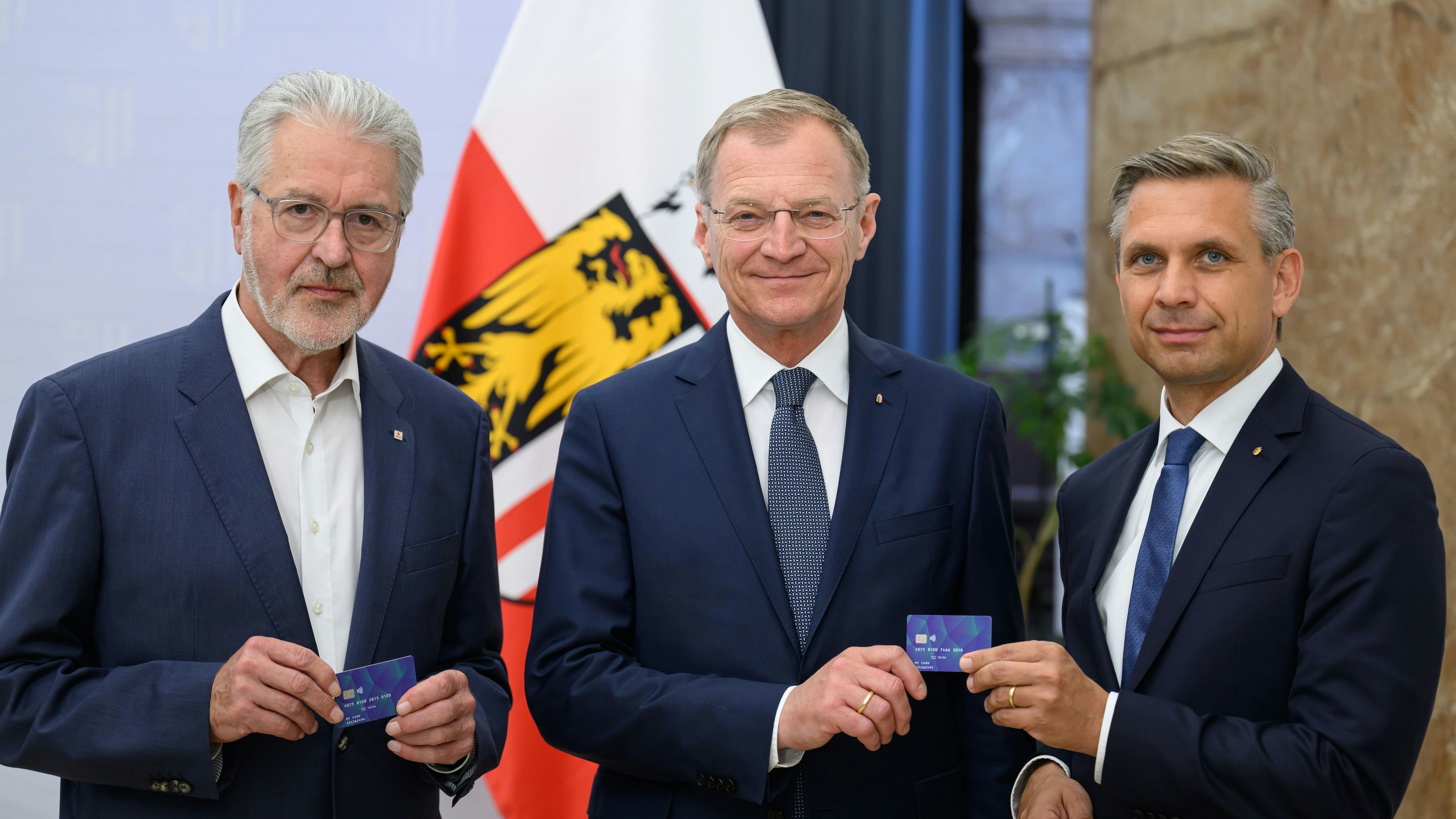 Hardliner der Migrationspolitik: Der designierte WKO-Generalsekretär Hattmannsdorfer, mit Landeshauptmann Stelzer und dem Präsidenten des oberösterreichischen Roten Kreuzes Walter Aichinger bei der Präsentation der Asylwerber-Bezahlkarte.