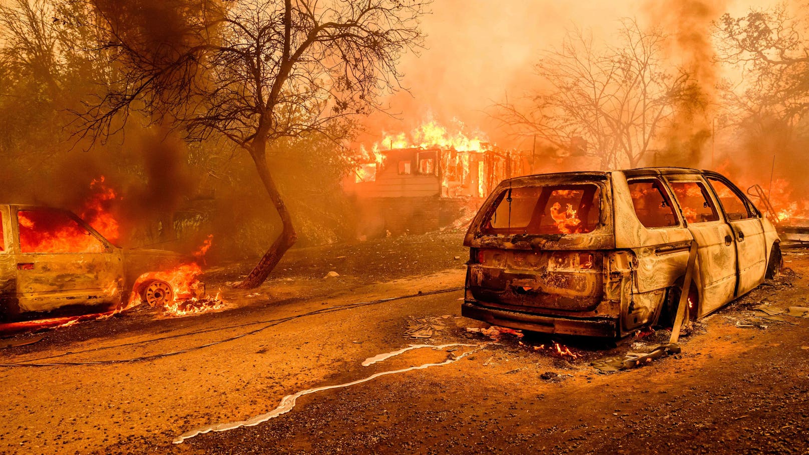 Die Hitze lässt die Temperaturen in die Höhe schießen, die Feuer begraben alles unter sich.