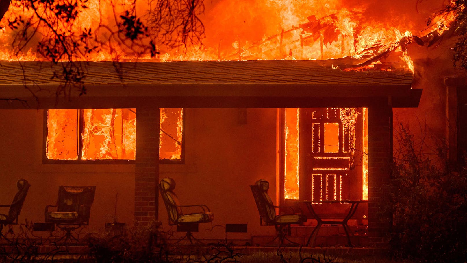 Das "Thompson"-Feuer verschlingt ein Wohnhaus in Kalifornien. Tausende sind bereits geflohen.