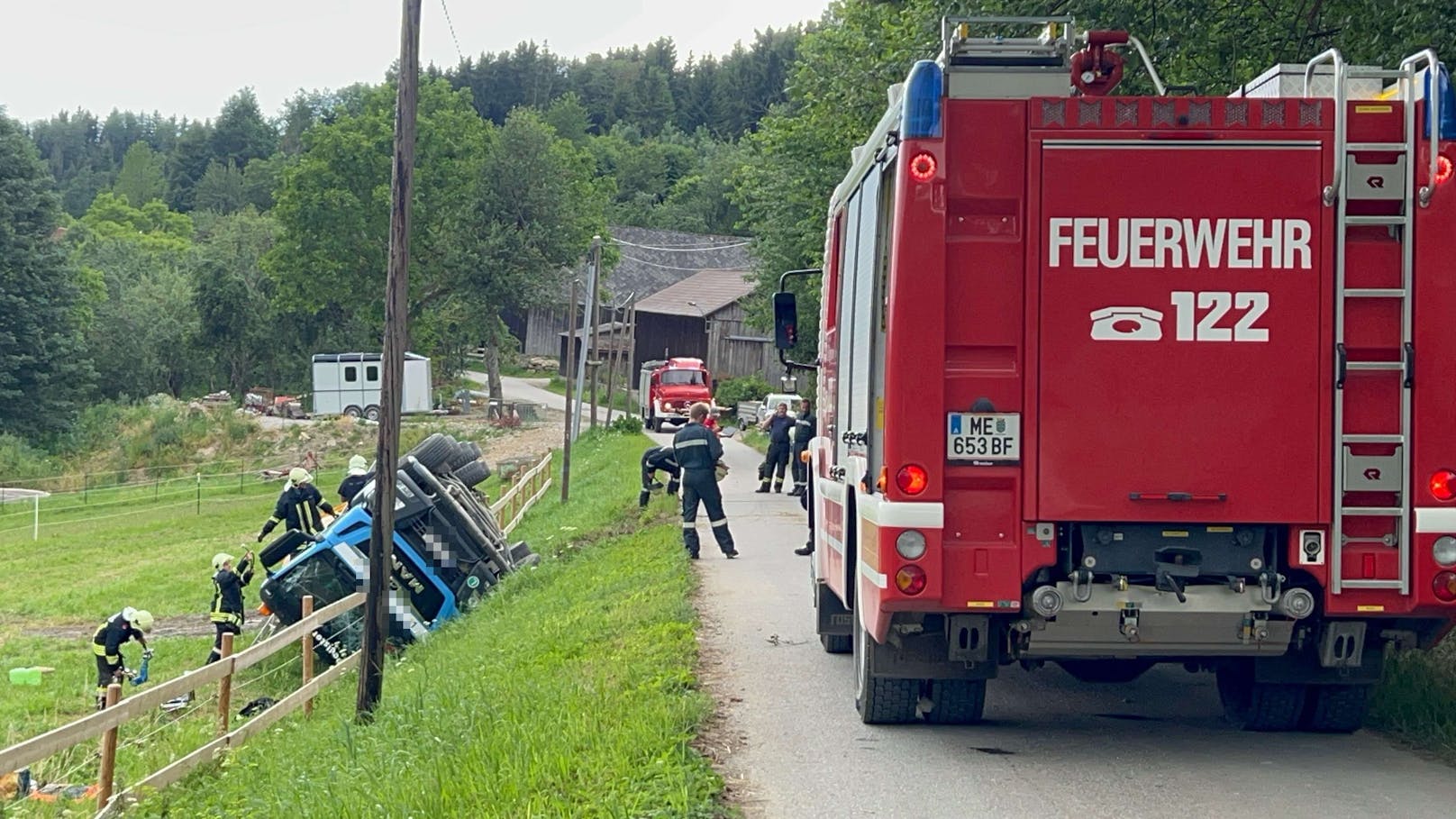 Betonmischwagen stürzte in Graben und infolge in eine Pferdekoppel.