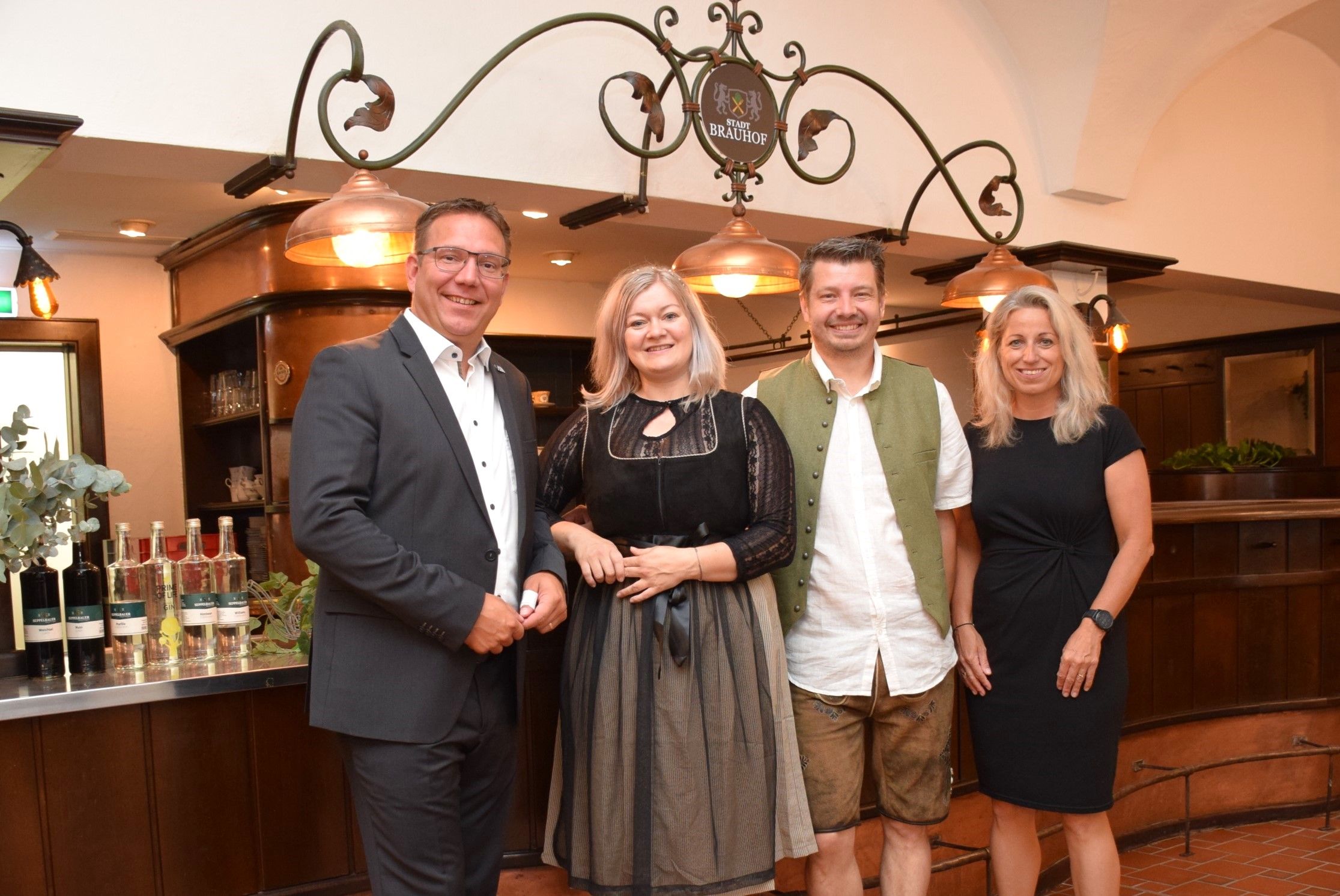 Bürgermeister Christian Haberhauer und Stadtamtsdirektorin Kerstin Kronsteiner (re.) gratulieren dem Gastro-Ehepaar Weis.