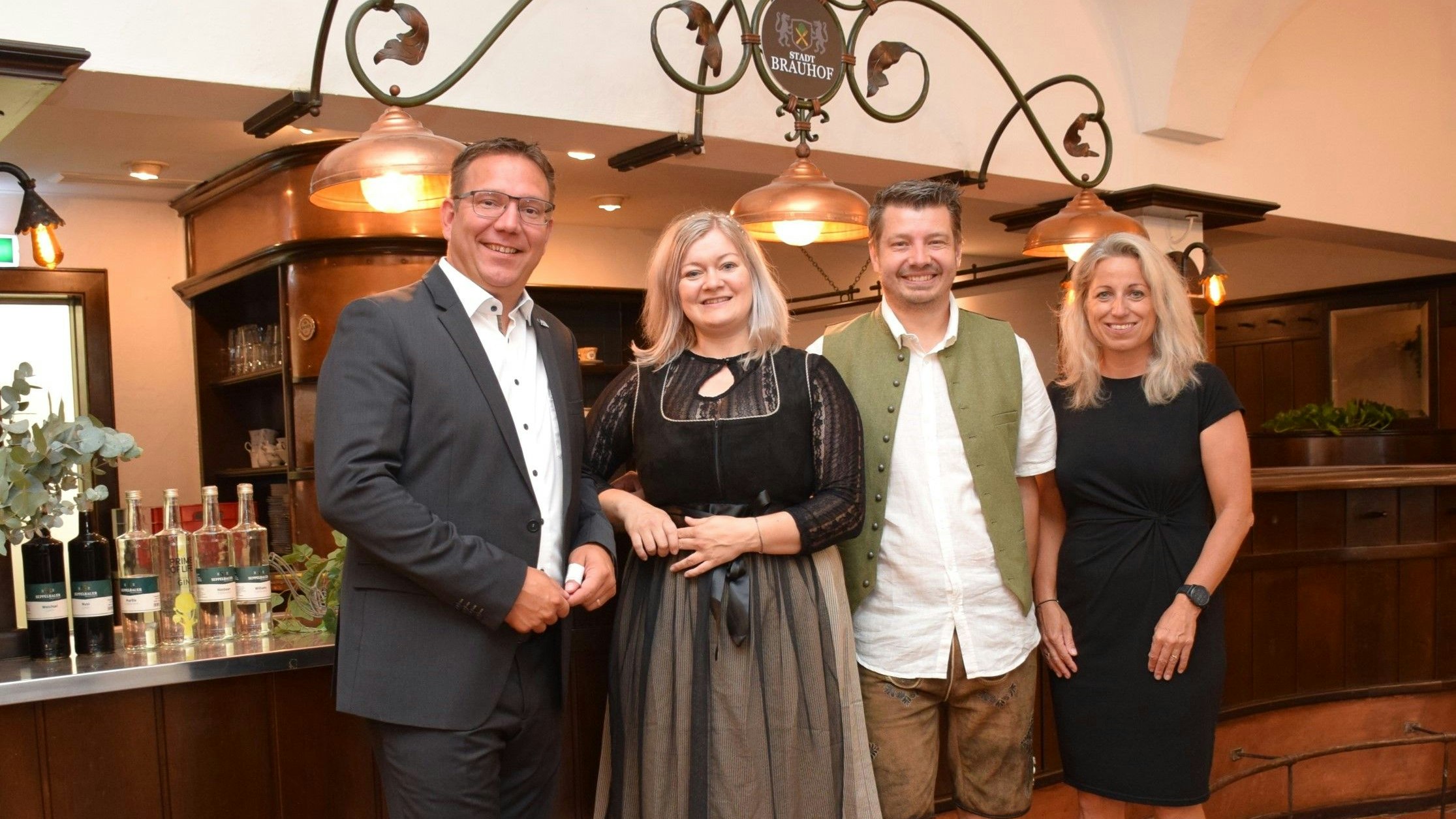 Bürgermeister Christian Haberhauer und Stadtamtsdirektorin Kerstin Kronsteiner gratulieren dem Gastro-Ehepaar Weis.