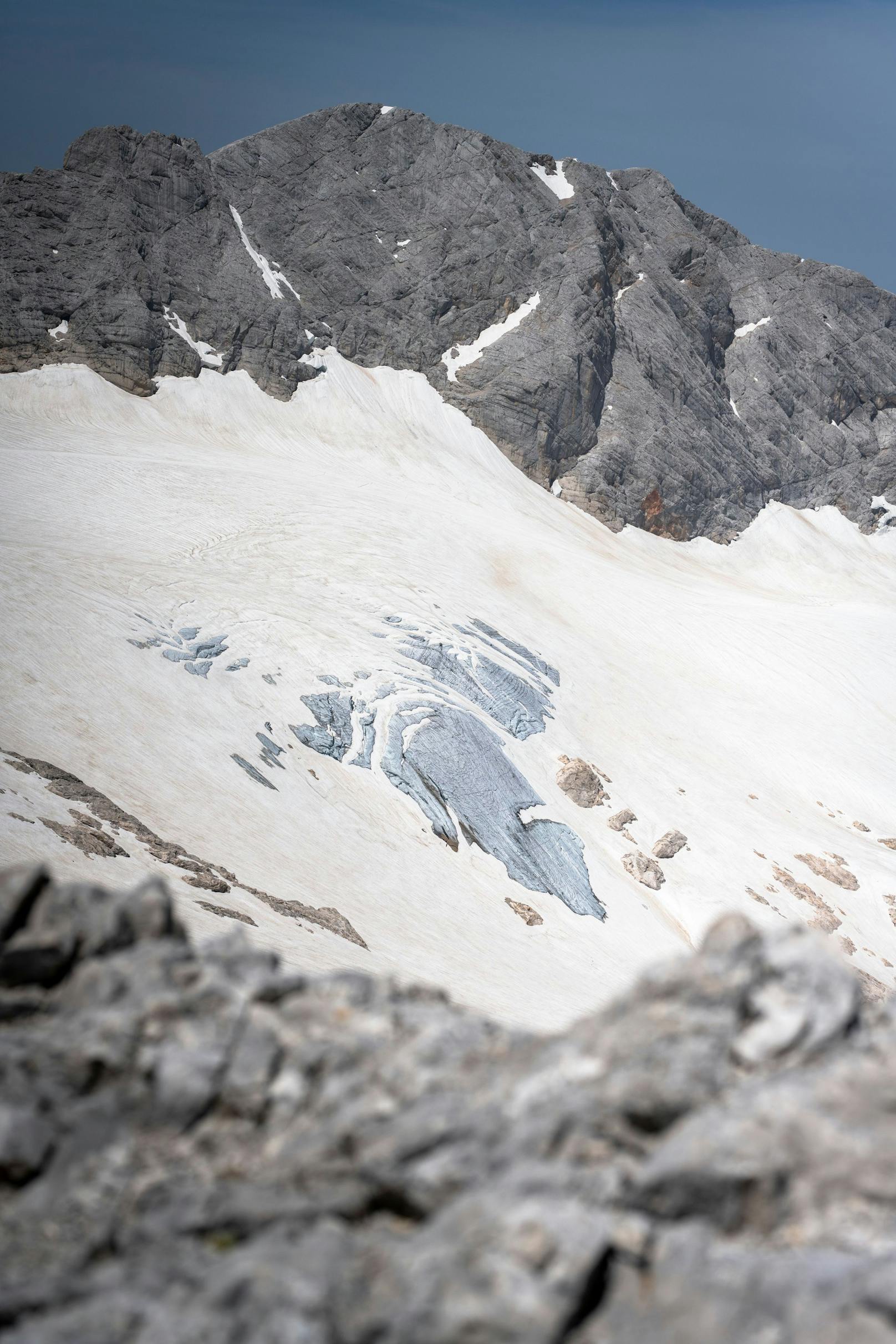 Blick auf freiliegendes Eis des Hallstätter Gletschers am&nbsp;29. Juni 2024 vom&nbsp;Gjaidstein aus.