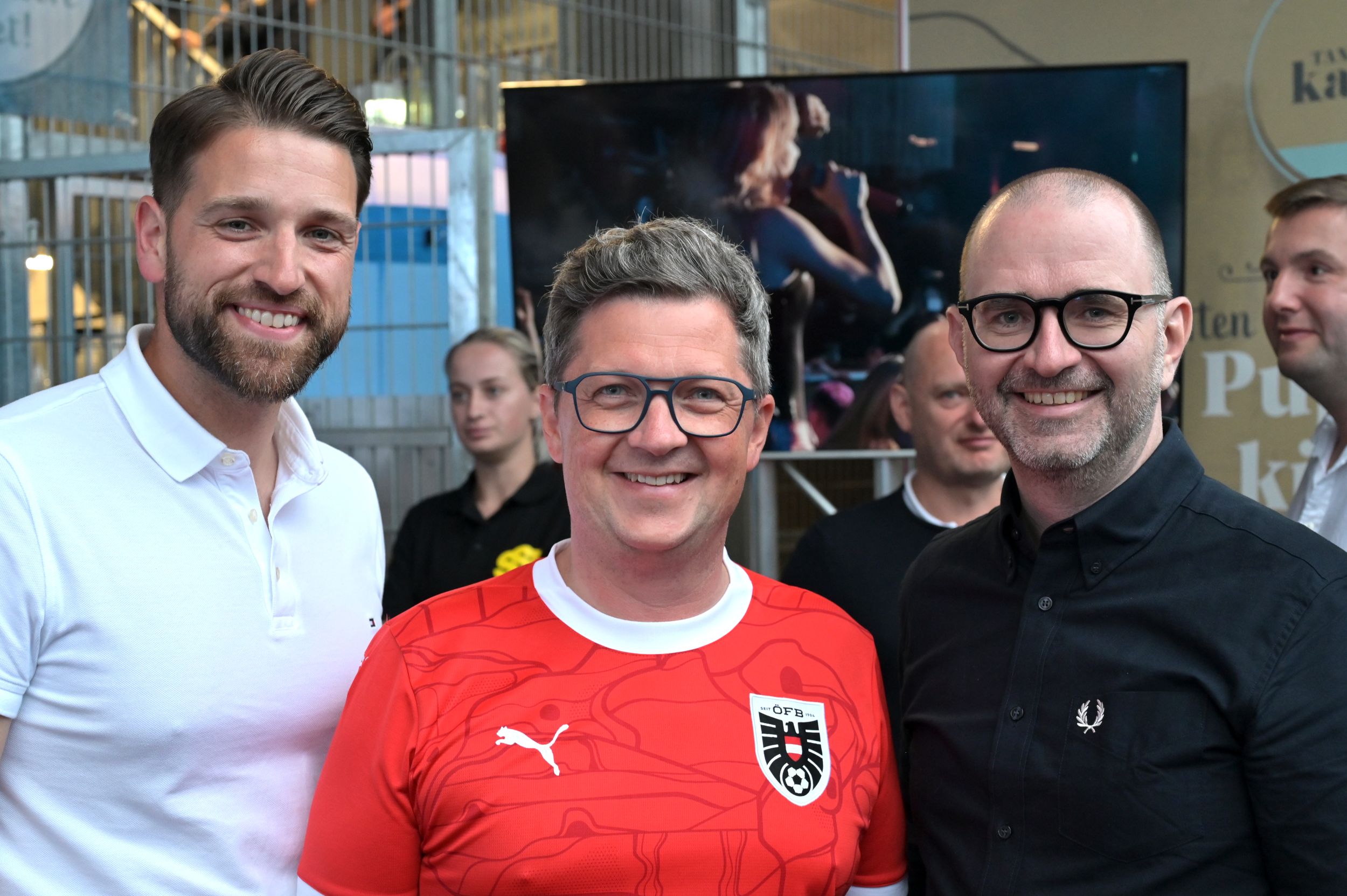 SP-Landesgeschäftsführer Florian Koppler geht, er folgt damit Landesrat Michael Lindner. Das wurde jetzt, kurz nach Dietmar Prammers Wahlsieg in Linz, bekannt. Hier sind die drei bei einem Österreich-Match im Sommer zu sehen.