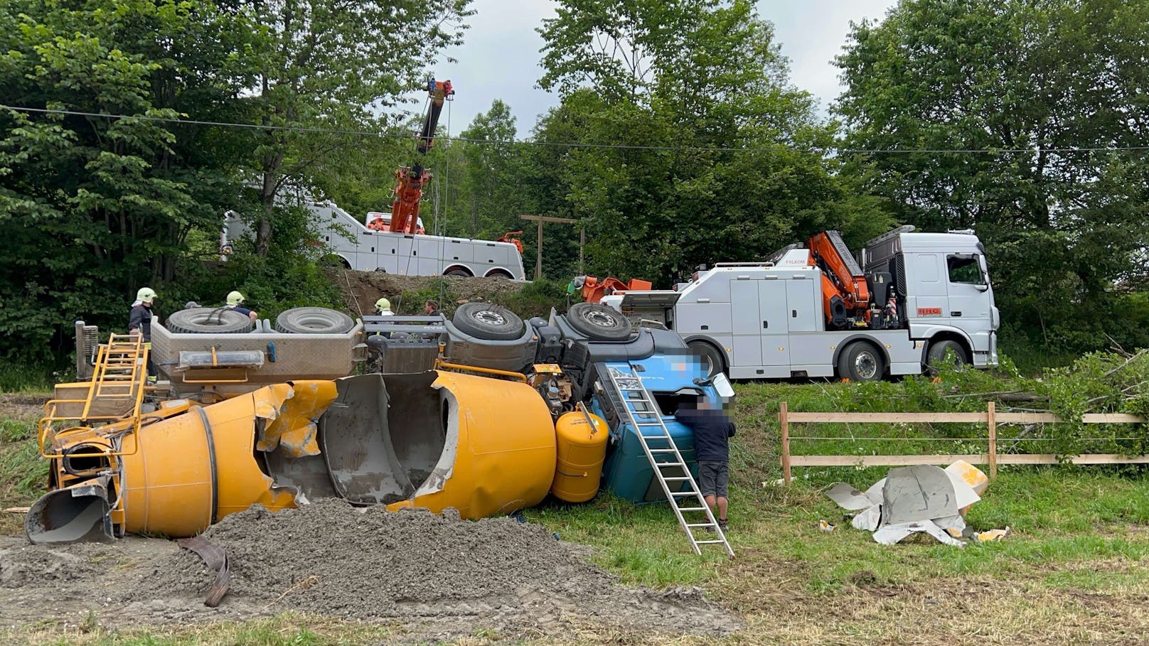 Betonmischwagen stürzte in Graben und infolge in eine Pferdekoppel.