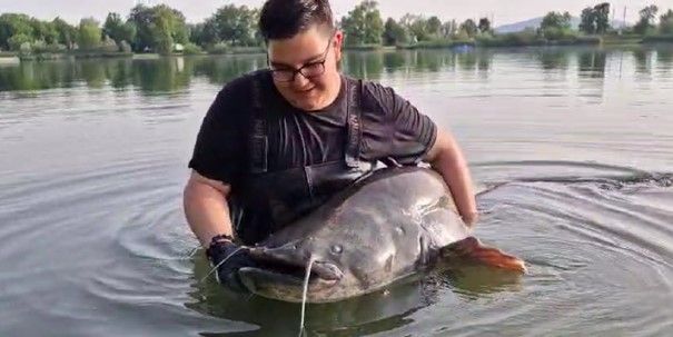 Ein Video zeigt den stolzen Fischer mit dem Fang seines Lebens.