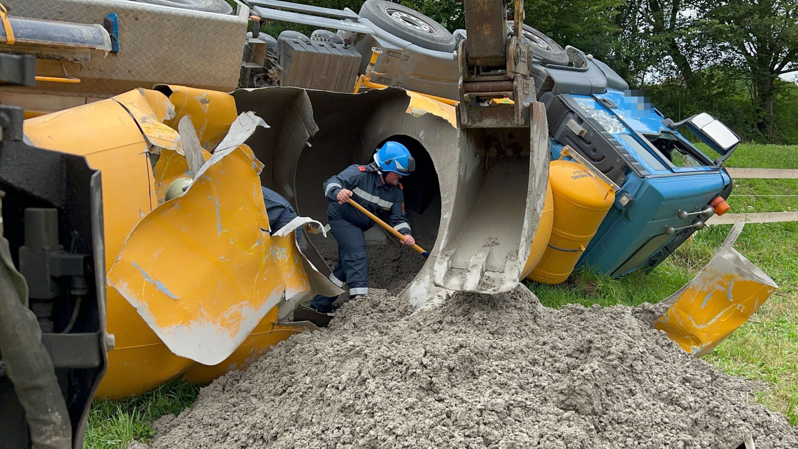 Betonmischwagen stürzte in Graben und infolge in eine Pferdekoppel.