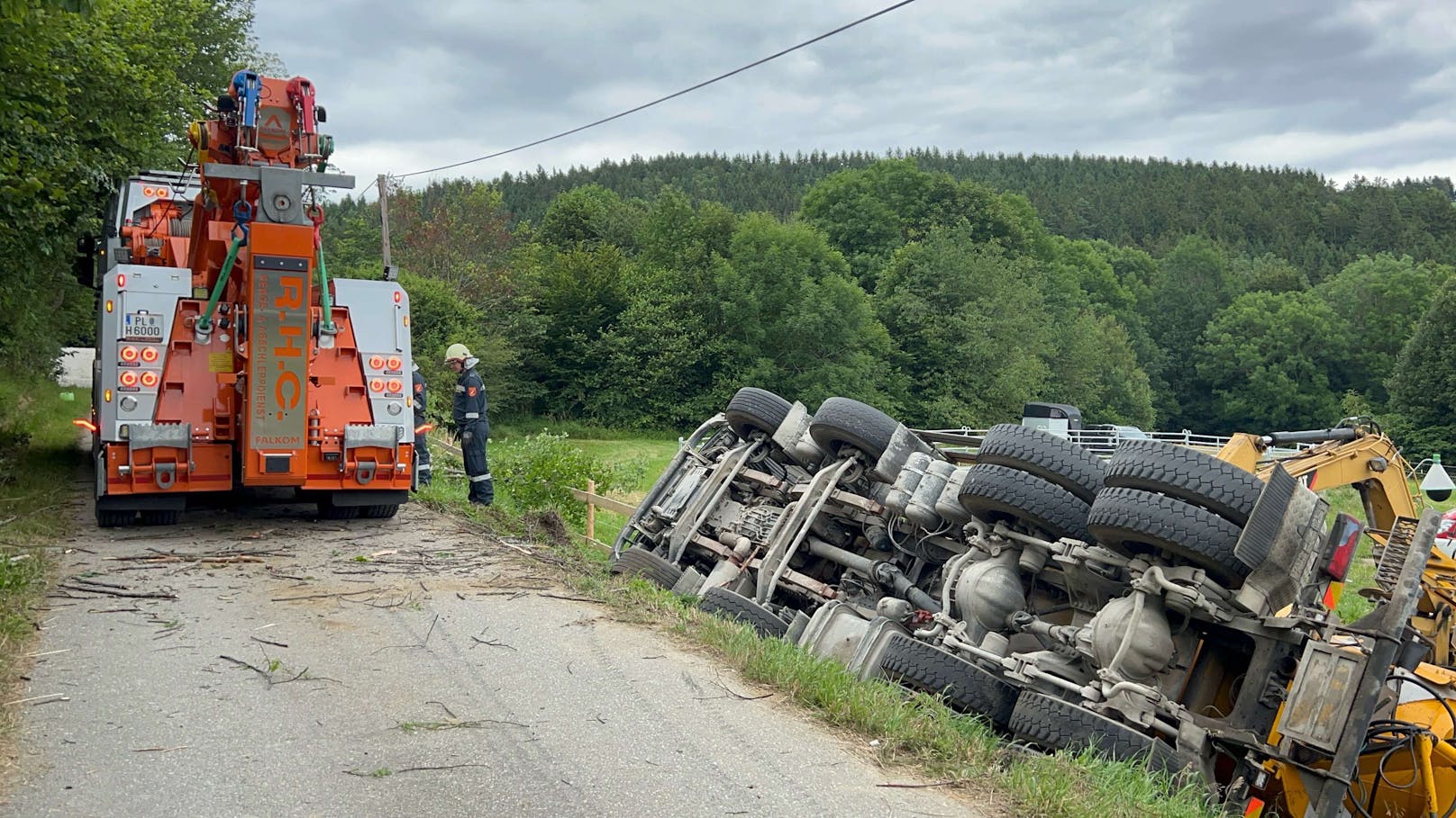 Betonmischwagen stürzte in Graben und infolge in eine Pferdekoppel.