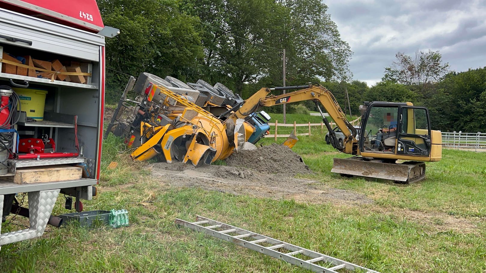 Betonmischwagen stürzte in Graben und infolge in eine Pferdekoppel.