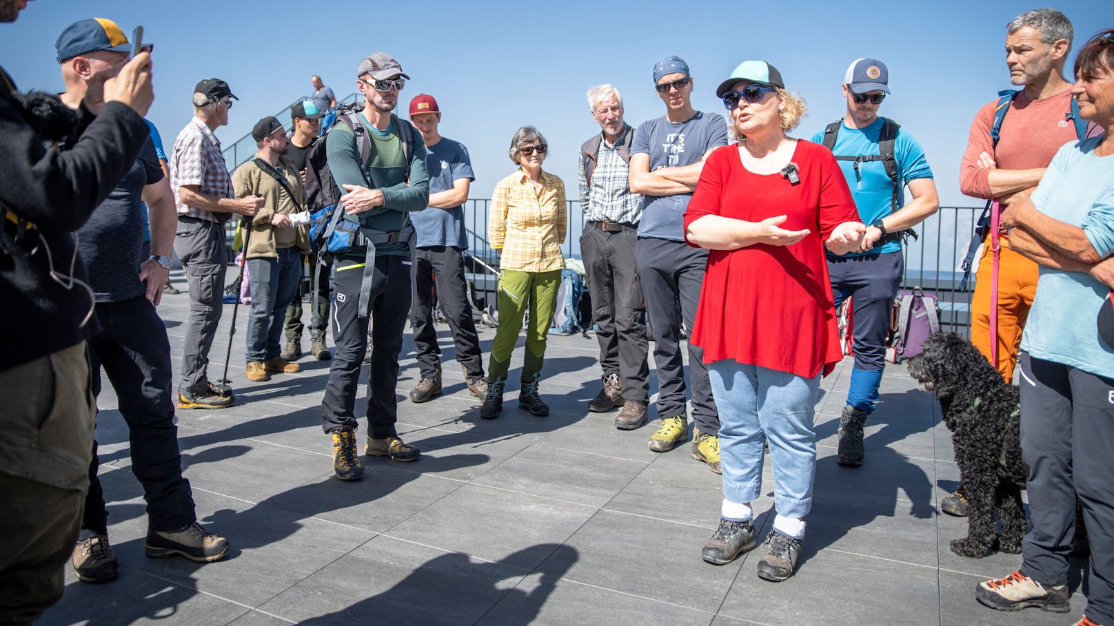 Am 29. Juni 2024 kamen die ehrenamtlichen Gletschermesser des Österreichischen Alpenvereins für ein Fachtreffen auf dem Dachstein zusammen. Im Bild: ÖAV-Vizepräsidentin Nicole Slupetzky (in rot) während eines Einführungsgesprächs.