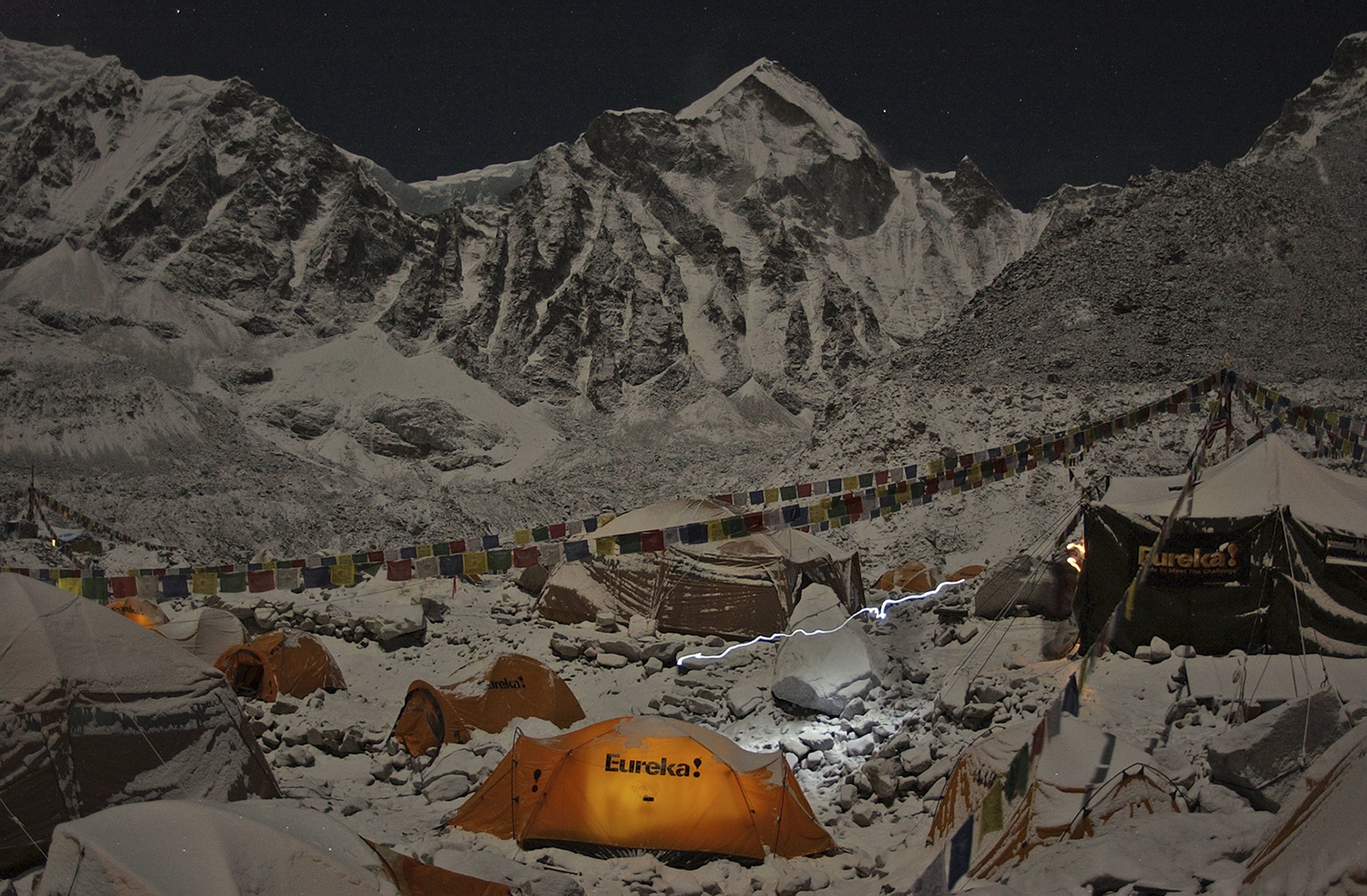 Die Lampe eines Alpinisten erleuchtet ein Zelt im Mount Everest Basislager. 