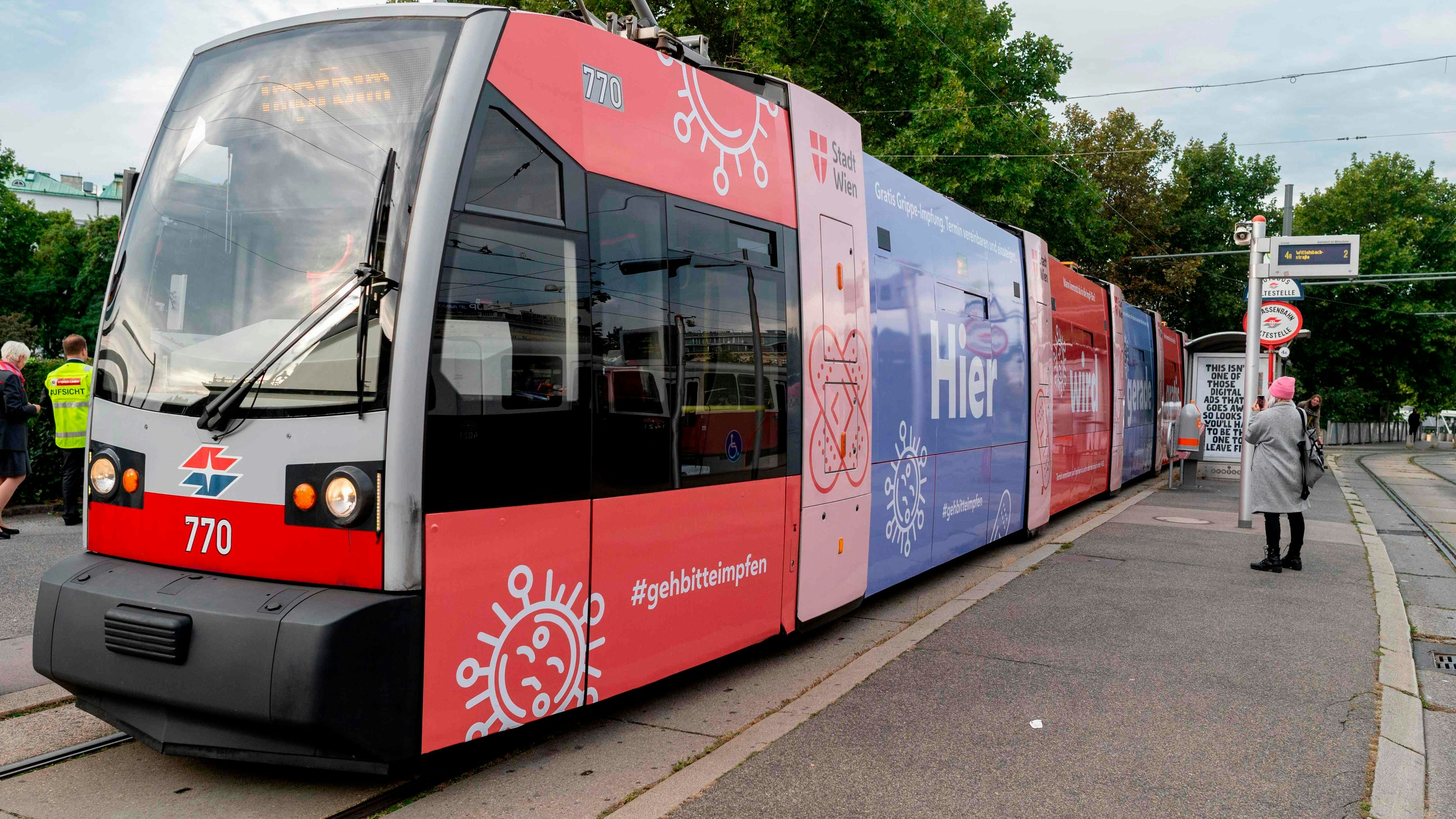 Download von www.picturedesk.com am 04.07.2024 (10:32).  The newly opened mobile vaccination station "Impfbim" located in a tram is pictured in Vienna, Austria, on October 1, 2020. - The city is encouraging residents to get the flu vaccine in order to reduce any coronavirus-related pressure on the health system over the winter. (Photo by JOE KLAMAR / AFP) - 20201001_PD2082 - Rechteinfo: Rights Managed (RM) Nur für redaktionelle Nutzung! Werbliche Nutzung erfordert Freigabe: bitte schicken Sie uns eine Anfrage.