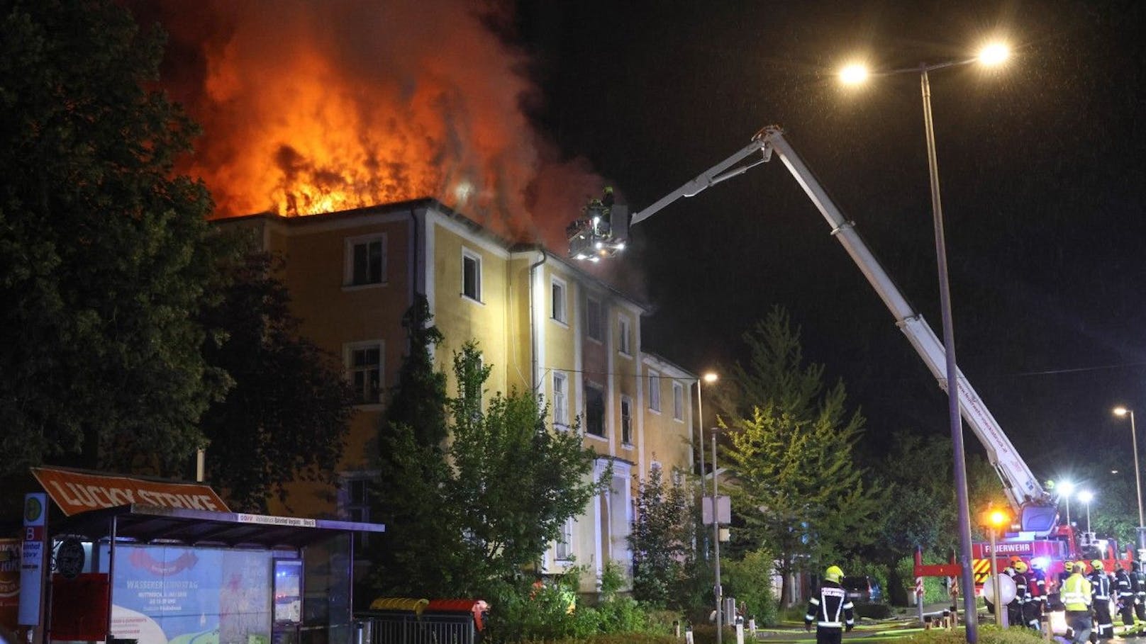 Ein Großaufgebot von fünf Feuerwehren war in der Nacht im Einsatz, um den Brand zu bekämpfen.