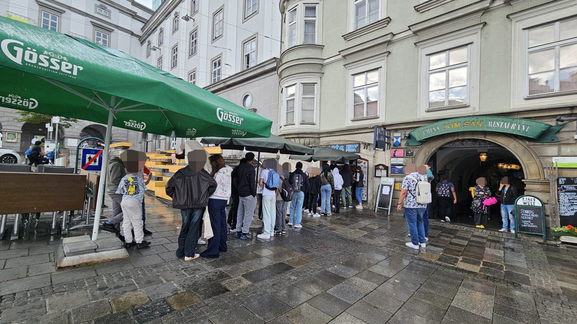 Eine Stunde lang standen die Linzer am Hauptplatz Schlange. Der Grund: Döner für nur einen Euro.