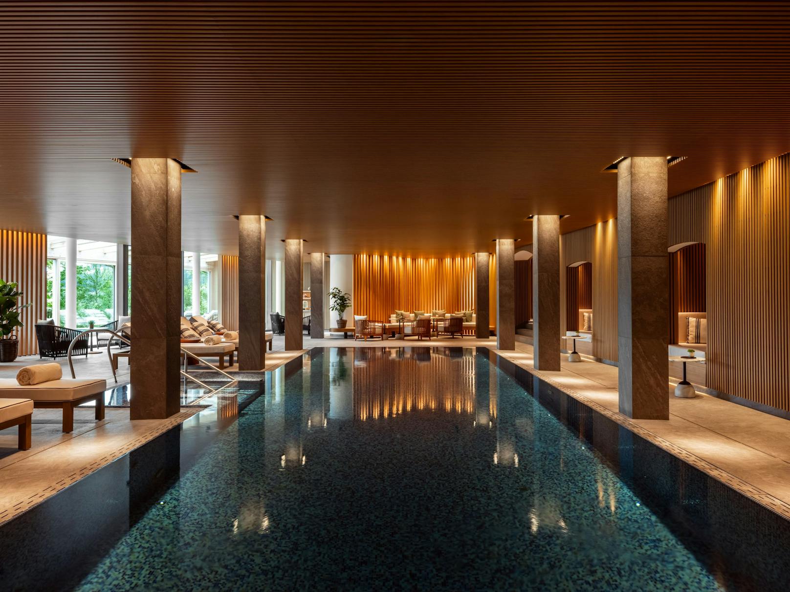 Zeit zum Entspannen gibt es im Asaya Spa mit großem Indoor-Pool.