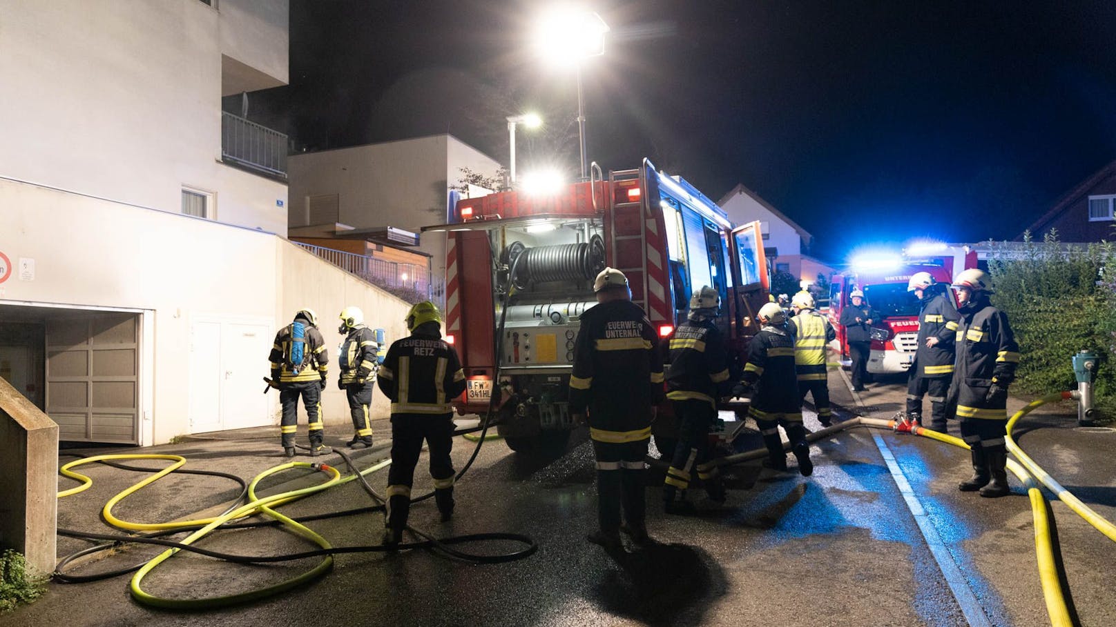 Über 70 Feuerwehrmitglieder aus fünf Wehren sowie die Polizei und das Rote Kreuz standen im Einsatz