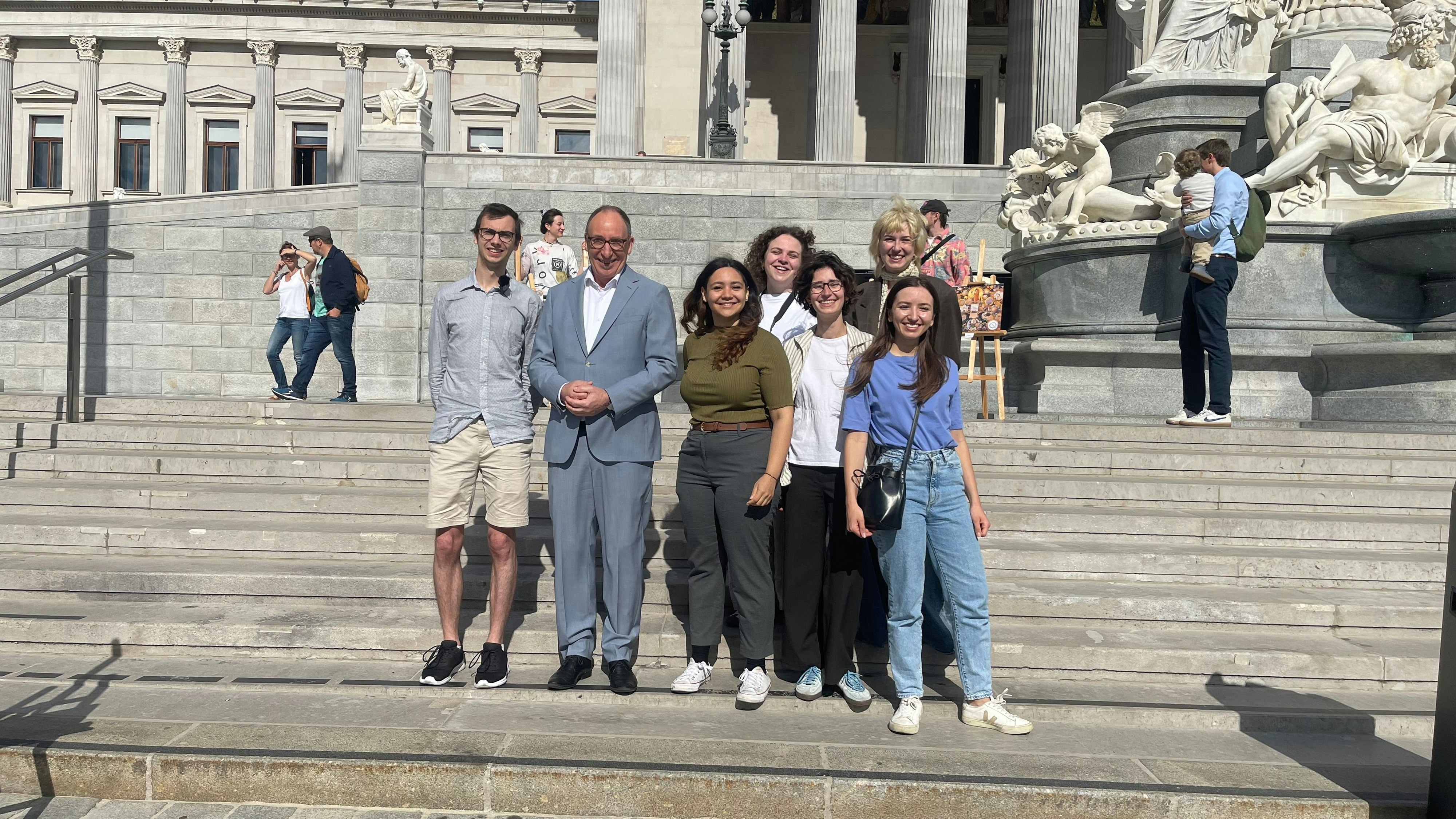 Das Team, das sich ehrenamtlich für das Volksbegehren einsetzt, sowie Gesundheitsminister Johannes Rauch bei der Kundgebung am Donnerstag.