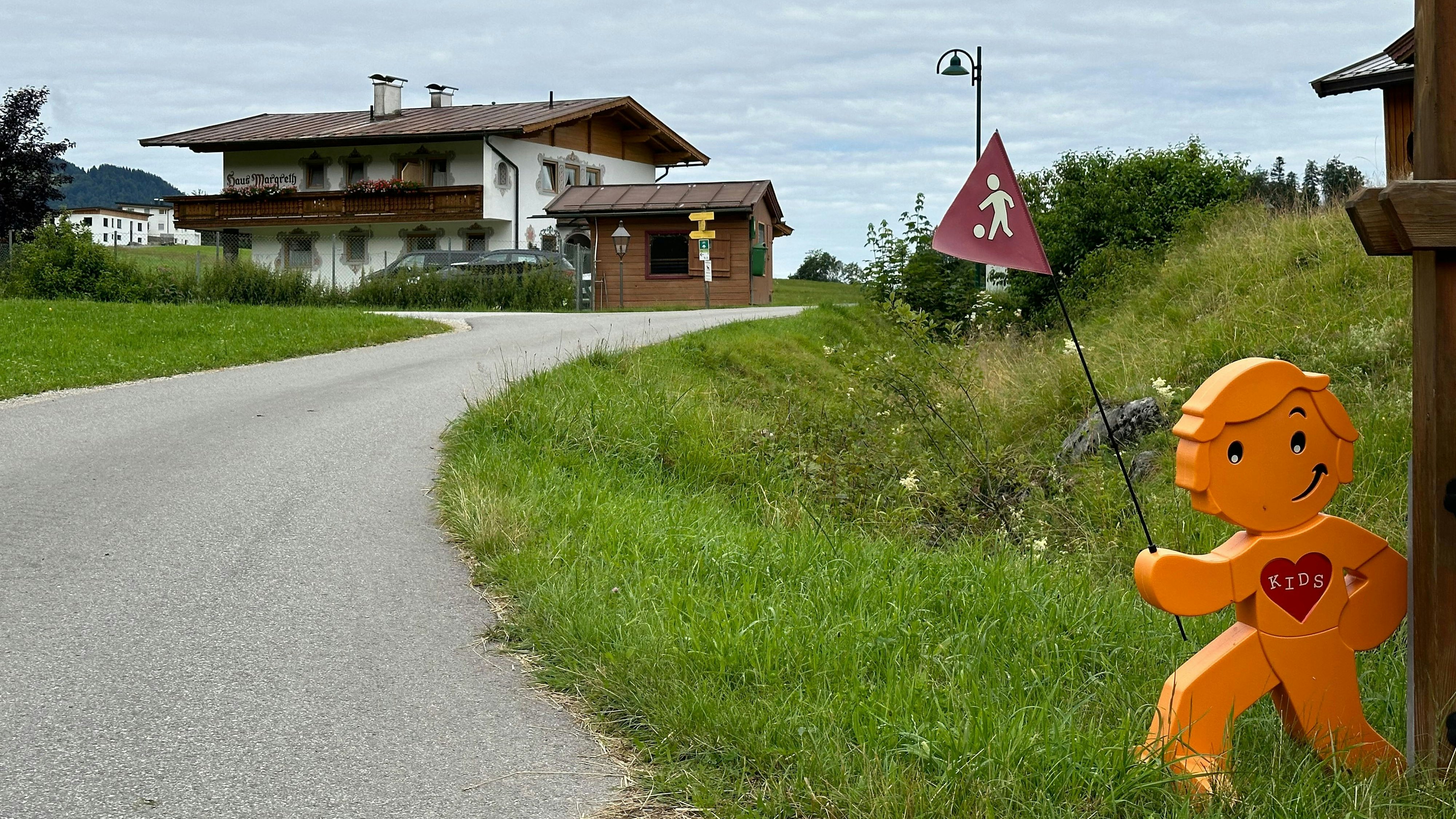 Heute.at - Bub (8) läuft auf Straße, wird von PKW erfasst