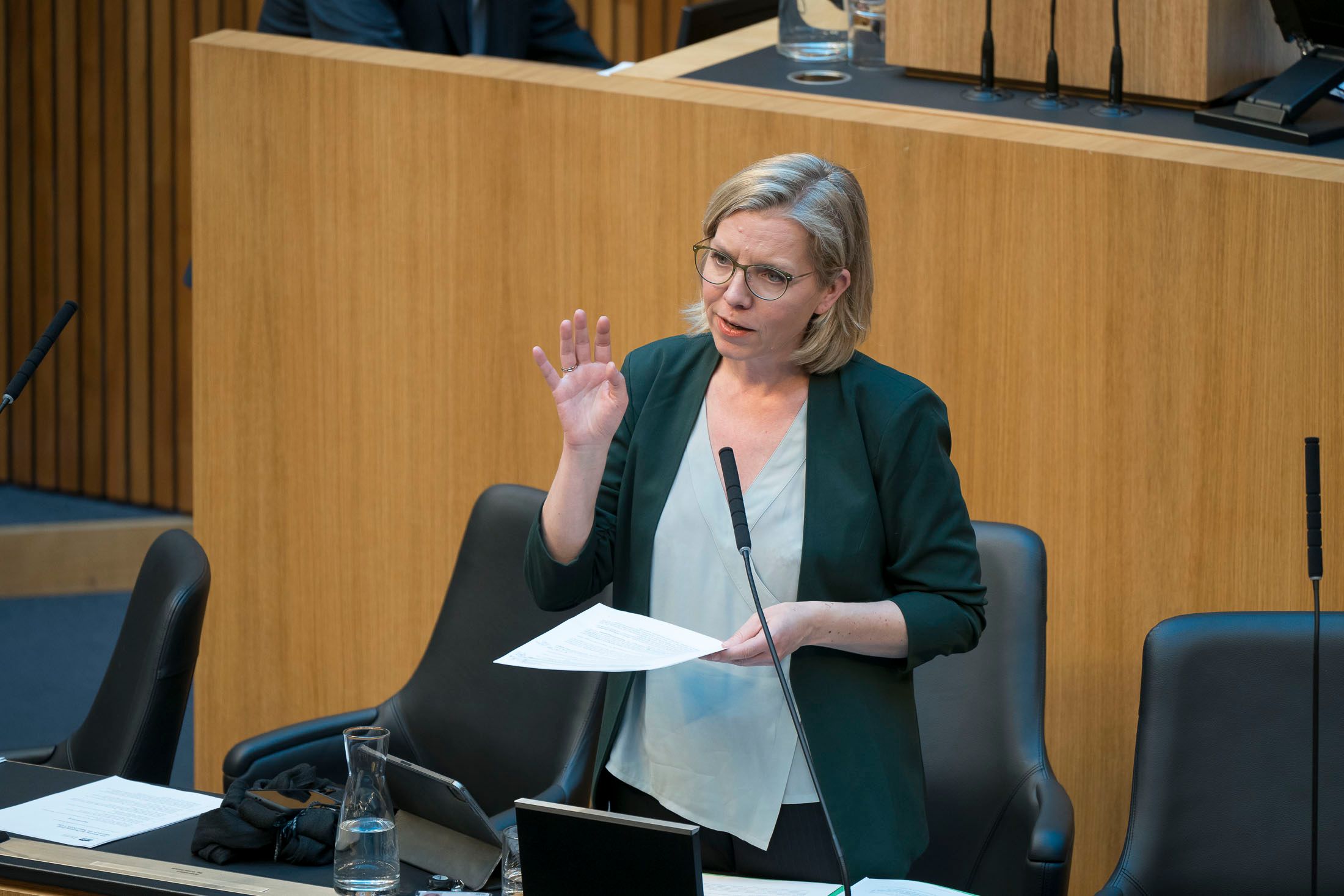 Ministerin Gewessler muss sich am Donnerstag im Nationalrat erklären. (Archivbild)