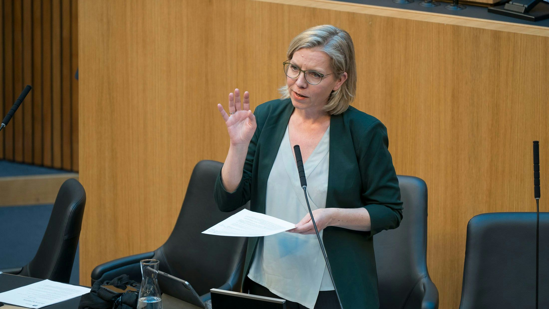 Ministerin Gewessler muss sich am Donnerstag im Nationalrat erklären. (Archivbild)