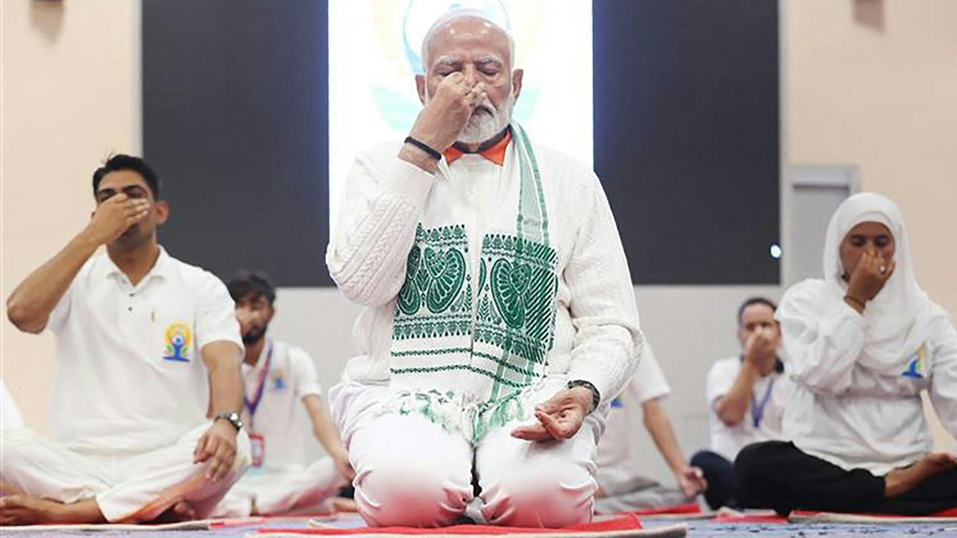 Download von www.picturedesk.com am 04.07.2024 (14:11).  *** SERVICEBILD *** In this handout photograph taken and released on June 21, 2024 by the Indian Press Information Bureau (PIB), India's Prime Minister Narendra Modi performs asana on International Day of Yoga in Srinagar. (Photo by PIB / AFP) / XGTY / RESTRICTED TO EDITORIAL USE - MANDATORY CREDIT "AFP PHOTO /Indian Press Information Bureau (PIB)" - NO MARKETING NO ADVERTISING CAMPAIGNS - DISTRIBUTED AS A SERVICE TO CLIENTS - 20240621_PD1182 - Rechteinfo: Servicebild (SB) Bei diesem Bild ist PictureDesk ausschließlich technischer Dienstleister und stellt eine technische Bearbeitungsgebühr in Rechnung. PictureDesk ist weder Urheber noch Rechteinhaber. Die Nutzung liegt in alleiniger Verantwortung des Kunden. Nur für redaktionelle Nutzung! Werbliche Nutzung erfordert Freigabe: bitte schicken Sie uns eine Anfrage.