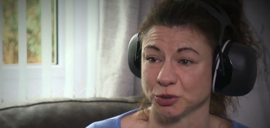 Karen Cook (Bild) trägt immer Kopfhörer. Anders ist ein Leben für sie unmöglich.