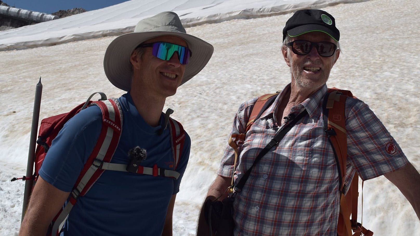 Zwei Generationen Gletschermesser: Gerhard Hohenwarter Junior und Senior wachen über das Eiskar in den Karnischen Alpen.